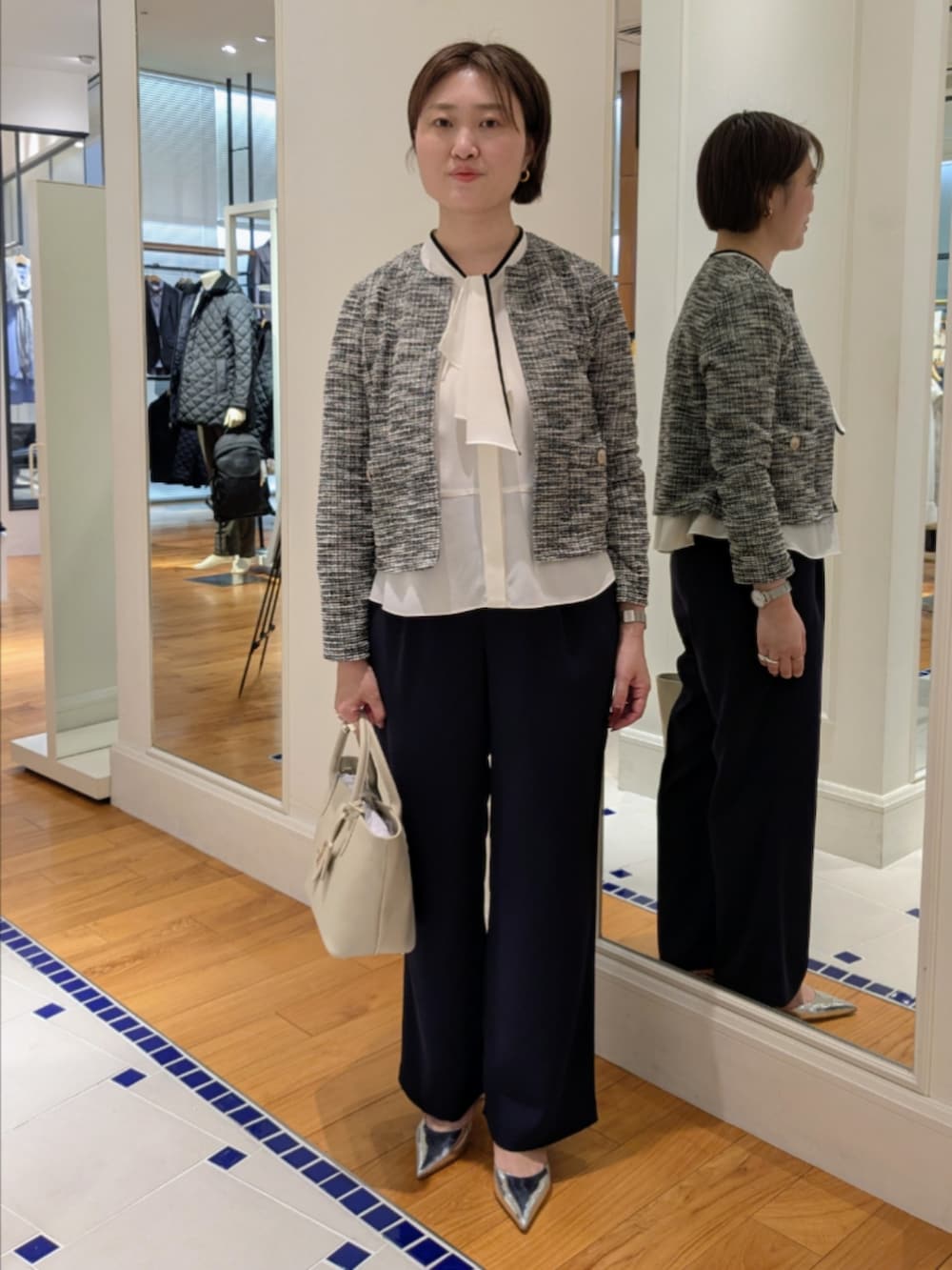 ホワイト系のシャツ/ブラウス、ブラック系のノーカラージャケット、ブルー系のその他パンツを着用したレディースの冬コーディネートの3枚目の写真