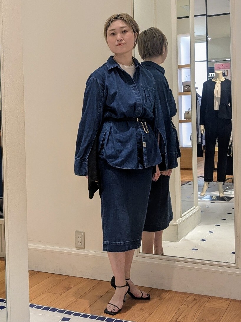 ブルー系のシャツ/ブラウス、ホワイト系のTシャツ/カットソー、ブラック系のトートバッグを着用したレディースの冬コーディネートの9枚目の写真