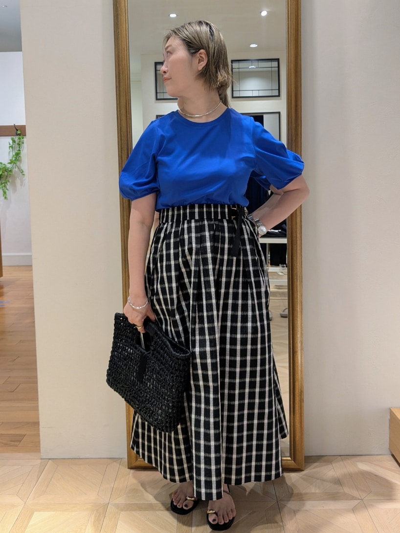 ブラック系のかごバッグ、ブラック系のスカート、ブルー系のTシャツ/カットソーを着用したレディースの春コーディネートの9枚目の写真