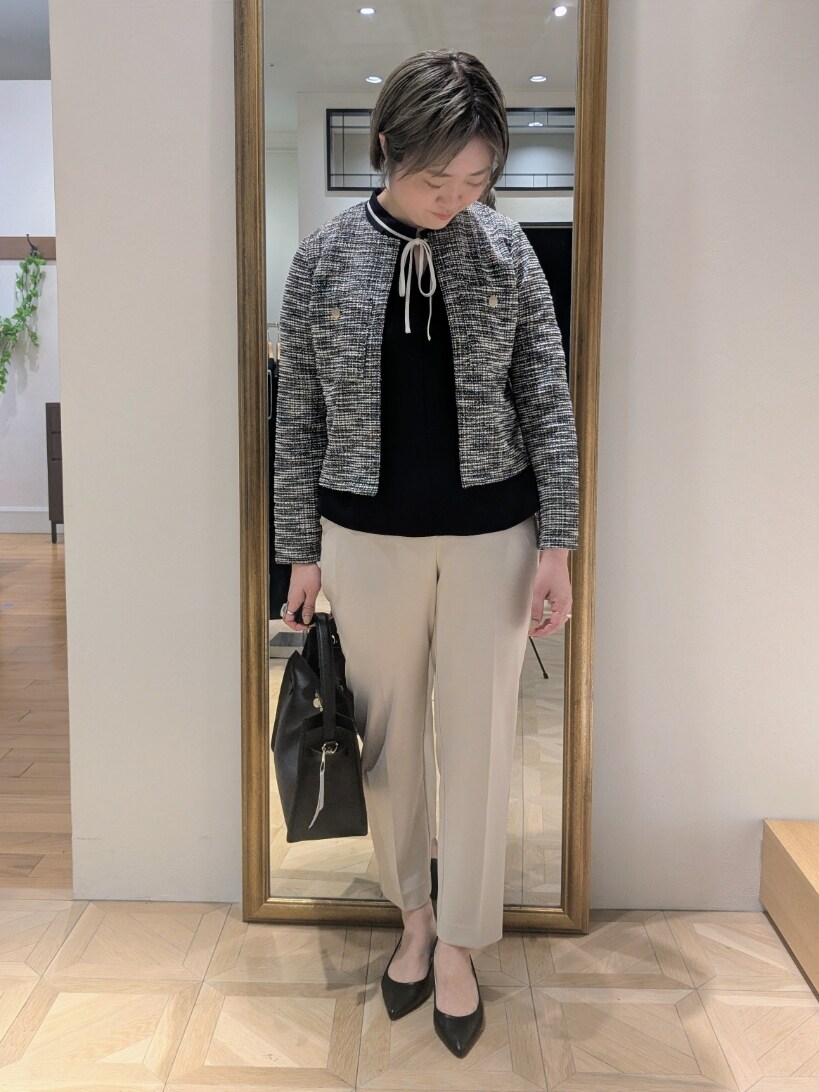 ブルー系のシャツ/ブラウス、ブラック系のノーカラージャケット、ベージュ系のその他パンツを着用したレディースの春コーディネートの2枚目の写真