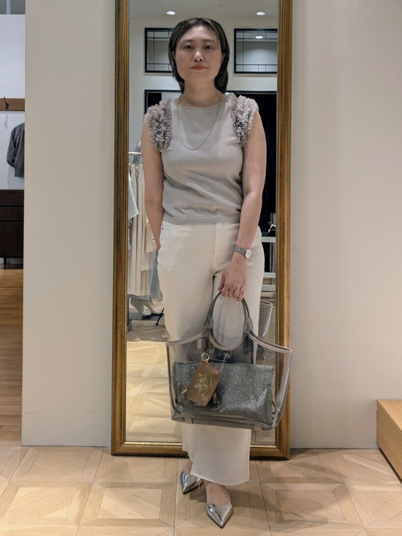 ベージュ系のニット/セーター、ホワイト系のデニムパンツ、ベージュ系のトートバッグを着用したレディースの夏コーディネートの8枚目の写真