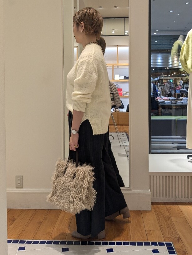 ベージュ系のニット/セーター、ベージュ系のショルダーバッグ、ブラック系のその他パンツを着用したレディースの冬コーディネートの7枚目の写真