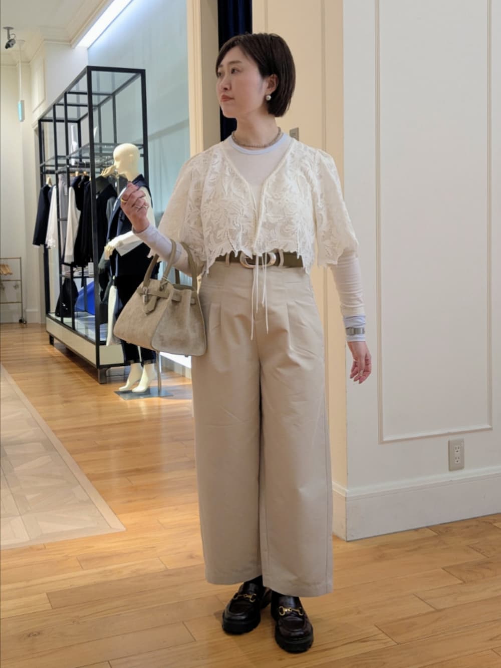 ベージュ系のトートバッグ、グレー系のネックレス、シルバー系のピアス（両耳用）を着用したレディースの冬コーディネートの7枚目の写真