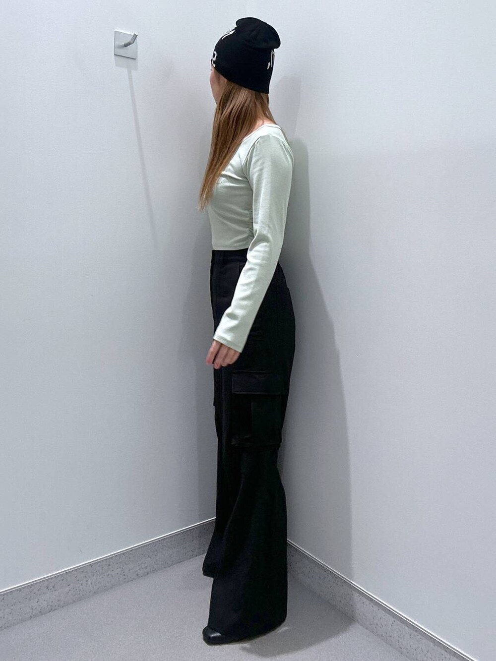 ブラック系のパンプス、グリーン系のTシャツ/カットソー、ブラック系のその他パンツを着用したレディースの春コーディネートの2枚目の写真