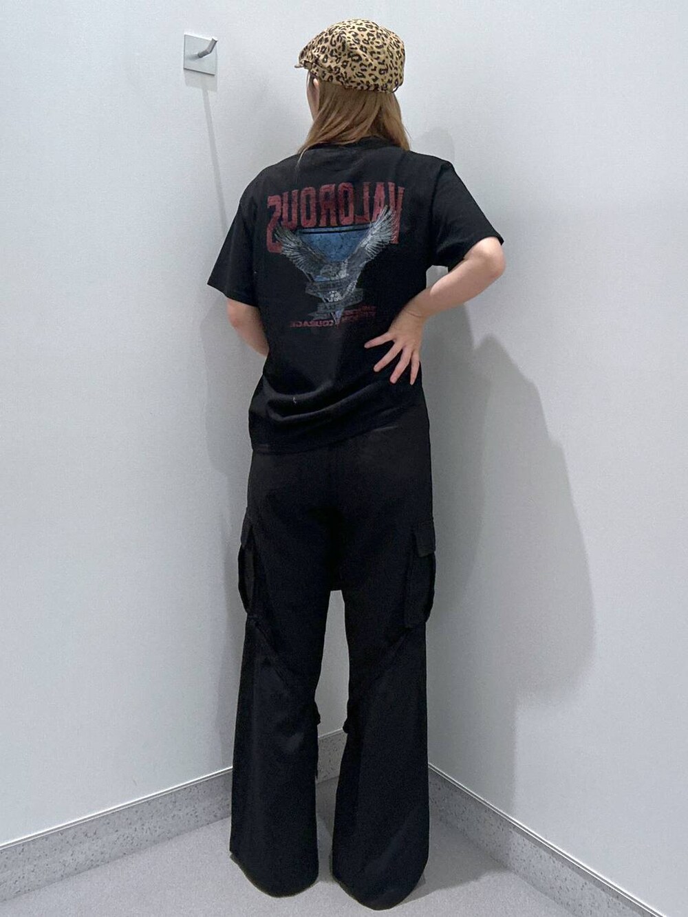 ブラック系のパンプス、ブラウン系のショルダーバッグ、ブラック系のTシャツ/カットソーを着用したレディースの春コーディネートの3枚目の写真