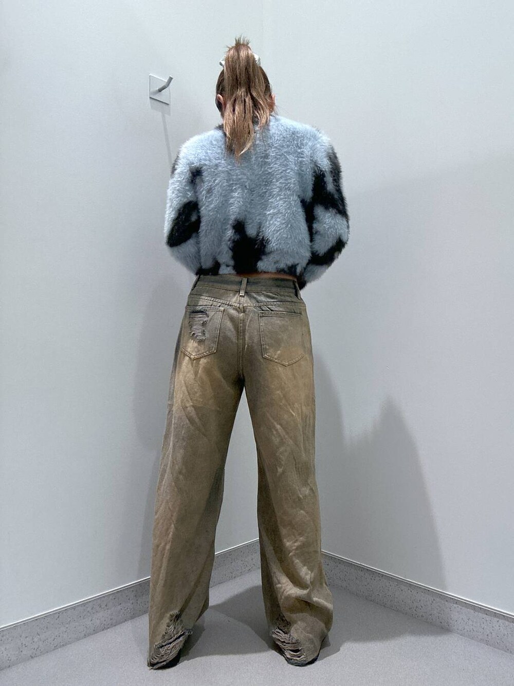 ブラック系のローファー、ブルー系のデニムパンツ、ブラック系のキャミソールを着用したレディースの冬コーディネートの3枚目の写真