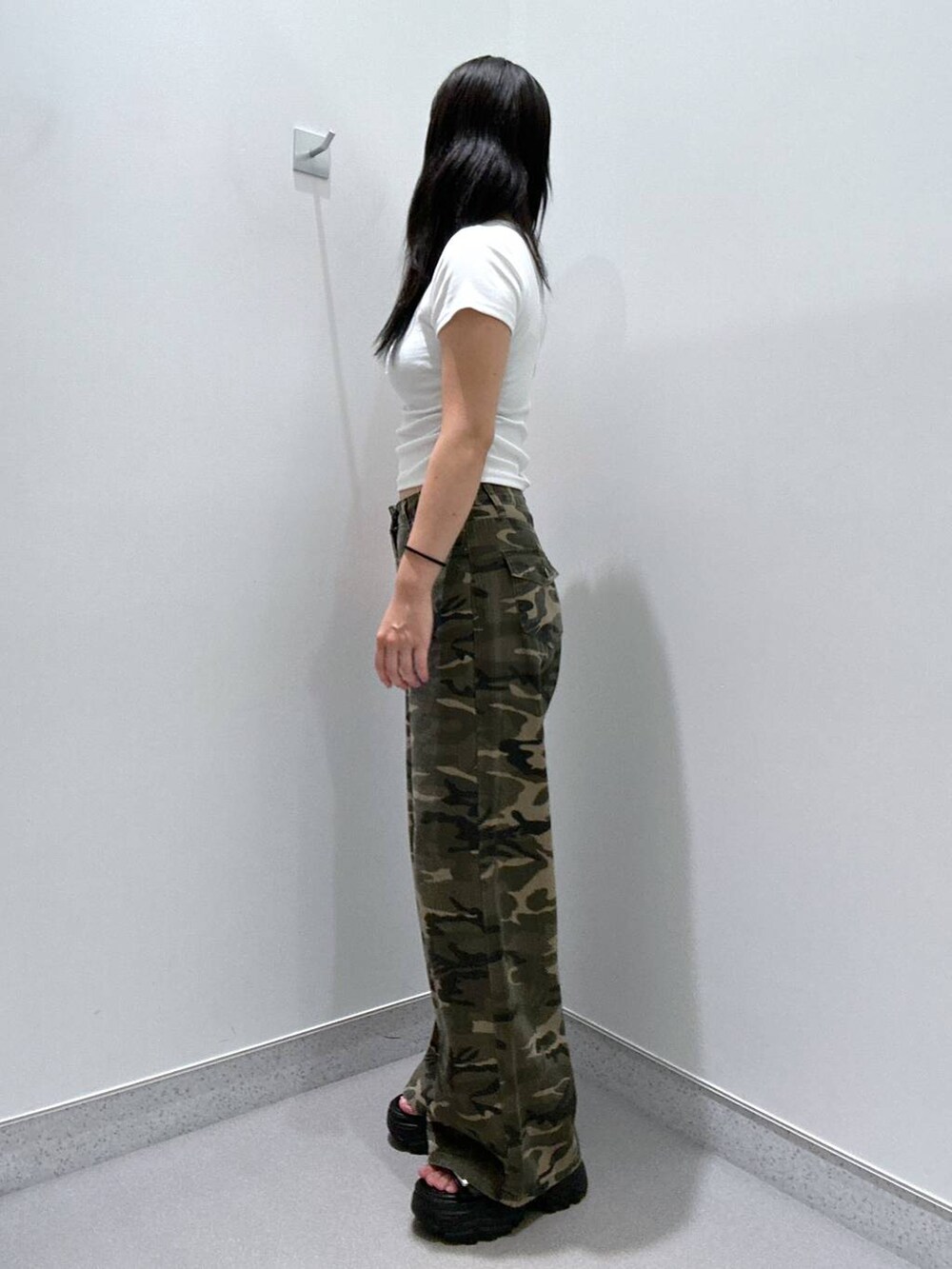 ブラック系のキャミソール、ブラック系のサンダル、その他のその他パンツを着用したレディースの夏コーディネートの2枚目の写真