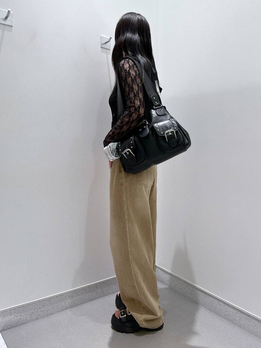 ブラック系のキャミソール、ブラック系のサンダル、ブラック系のTシャツ/カットソーを着用したレディースの夏コーディネートの2枚目の写真