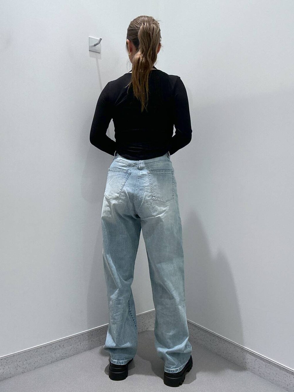 ブラック系のローファー、ブラック系のTシャツ/カットソー、ブルー系のデニムパンツを着用したレディースの冬コーディネートの3枚目の写真