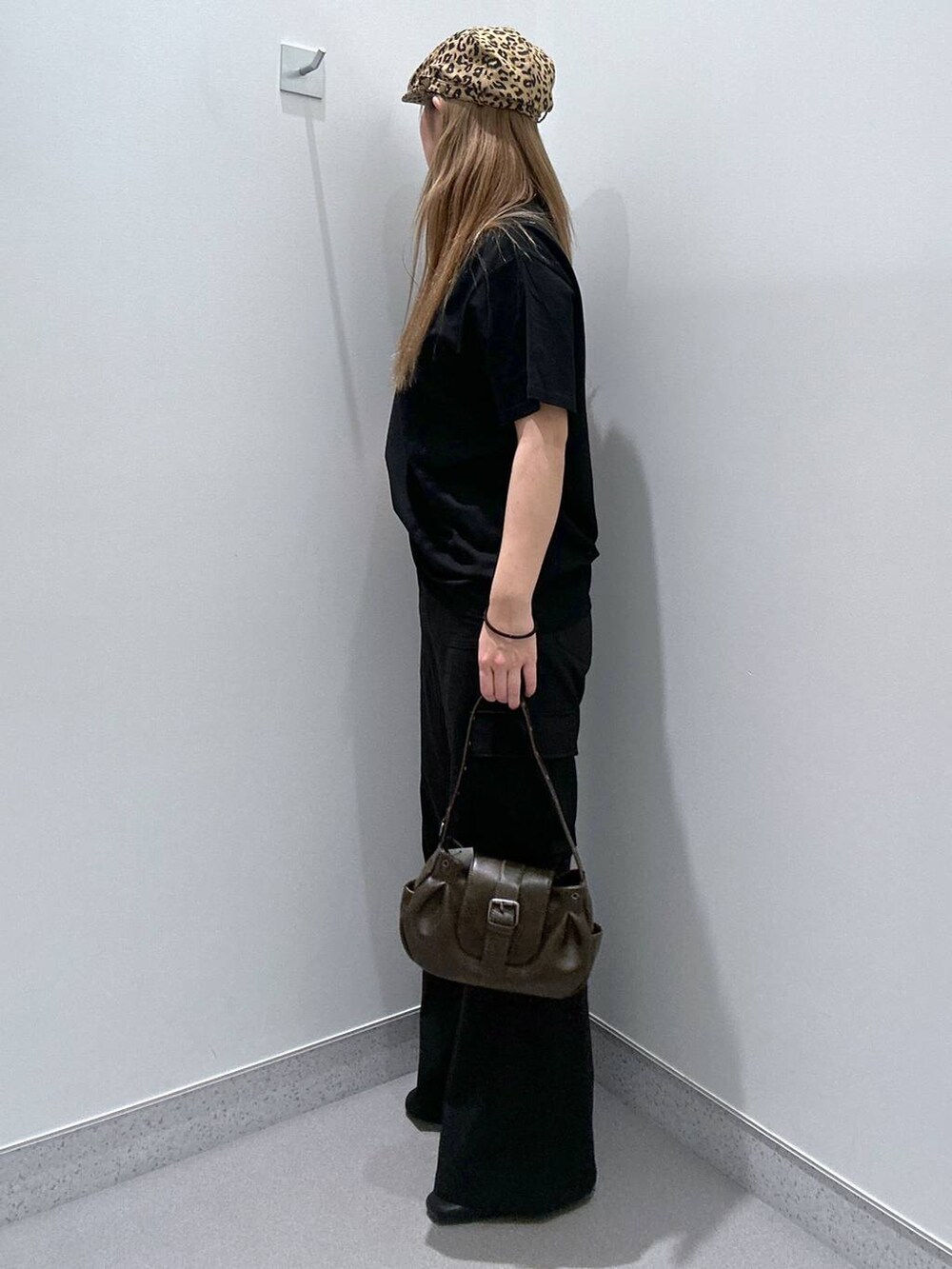 ブラック系のパンプス、ブラウン系のショルダーバッグ、ブラック系のTシャツ/カットソーを着用したレディースの春コーディネートの2枚目の写真
