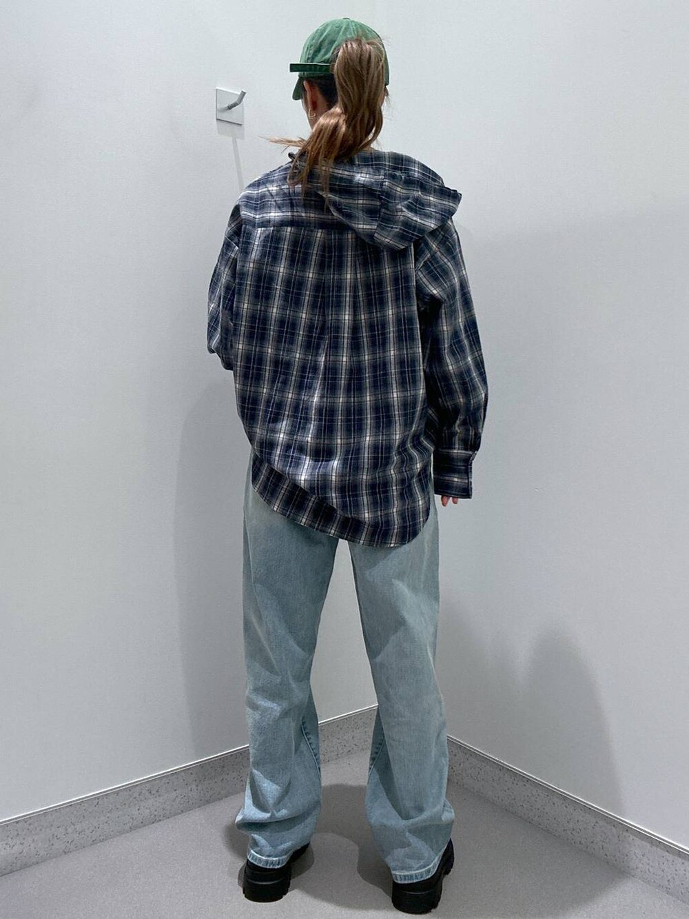 ブラック系のローファー、ブルー系のデニムパンツ、ブルー系のシャツ/ブラウスを着用したレディースの冬コーディネートの3枚目の写真