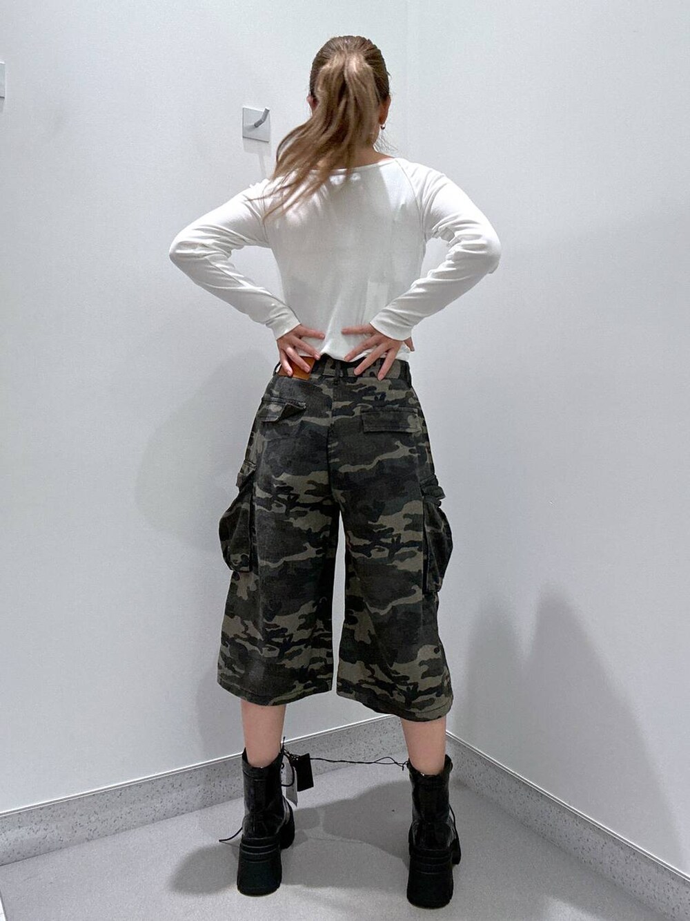グリーン系のカーゴパンツ、ホワイト系のTシャツ/カットソーを着用したレディースの冬コーディネートの3枚目の写真