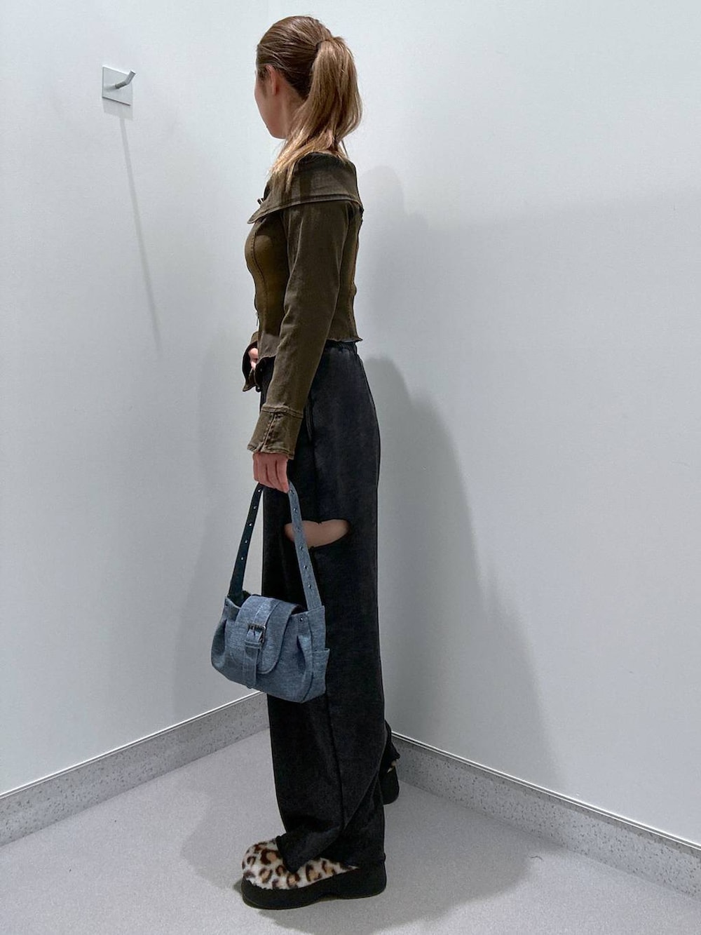 ベージュ系のスリッポン、ブラック系のスウェットパンツ、ブラック系のその他トップスを着用したレディースの冬コーディネートの2枚目の写真