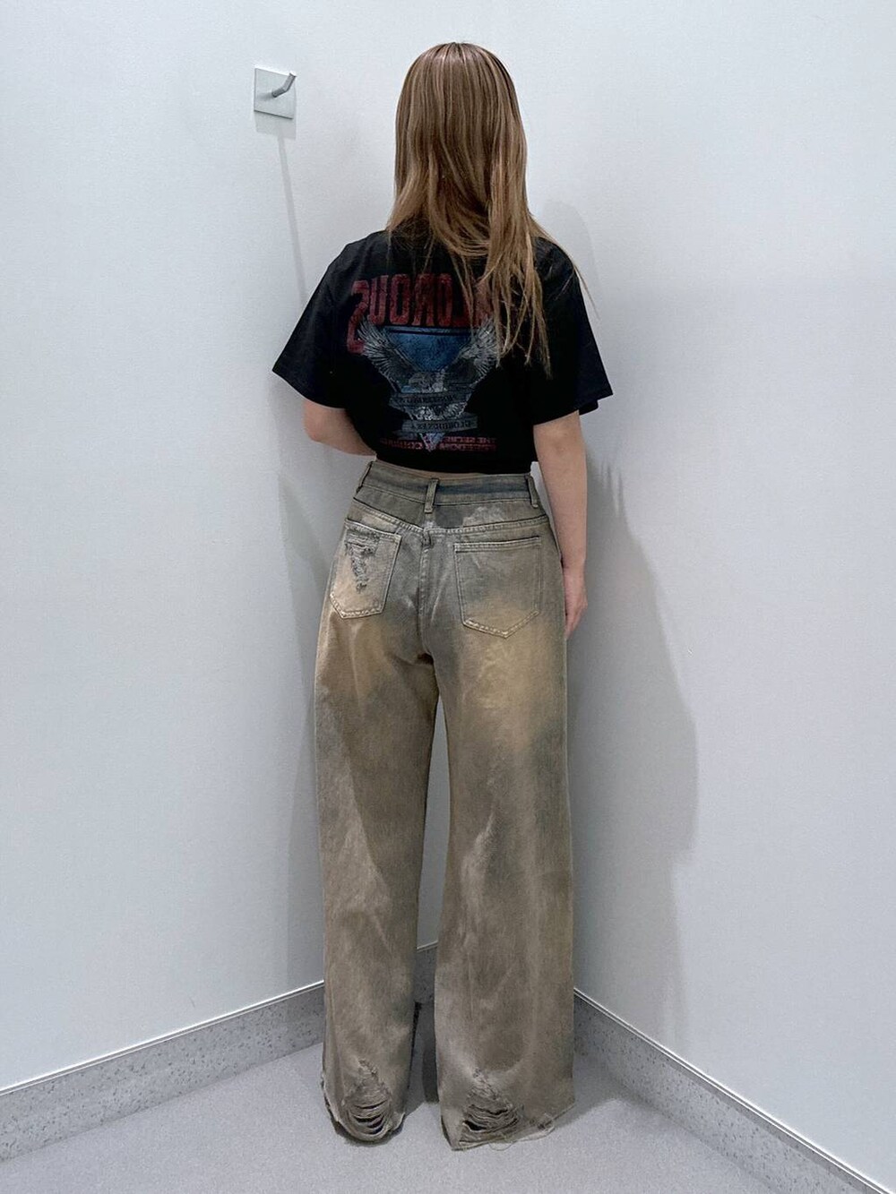 ブルー系のデニムパンツ、ブラック系のパンプス、ブラック系のTシャツ/カットソーを着用したレディースの春コーディネートの3枚目の写真