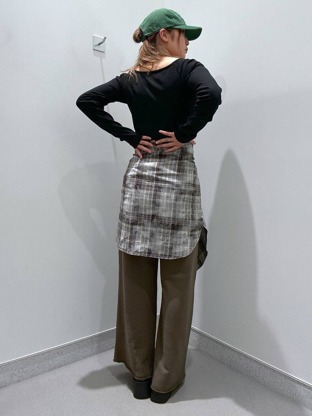 ブラック系のスリッポン、グリーン系のスウェットパンツ、グレー系のシャツ/ブラウスを着用したレディースの冬コーディネートの3枚目の写真