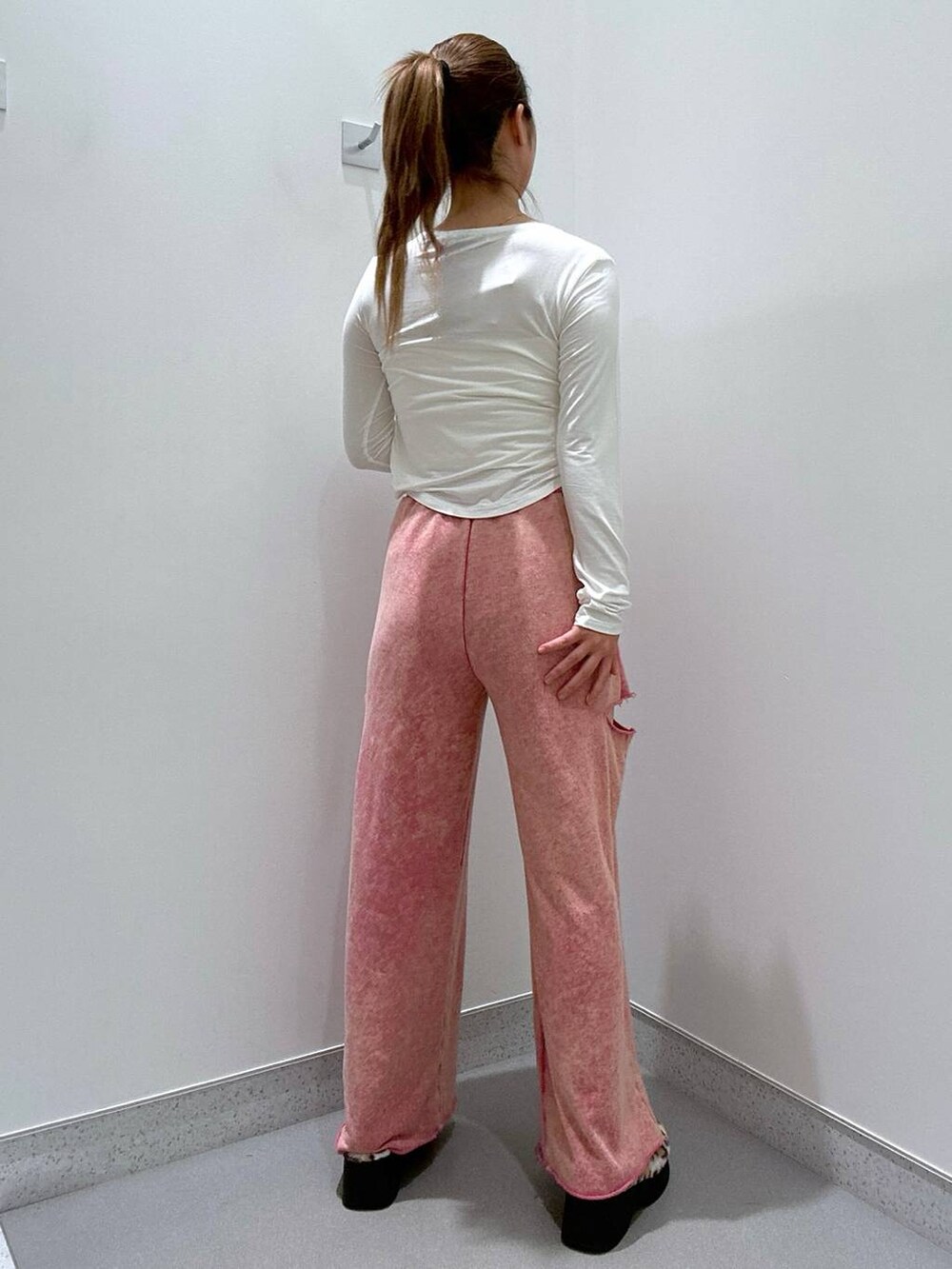 ベージュ系のスリッポン、ベージュ系のTシャツ/カットソー、ピンク系のスウェットパンツを着用したレディースの冬コーディネートの3枚目の写真