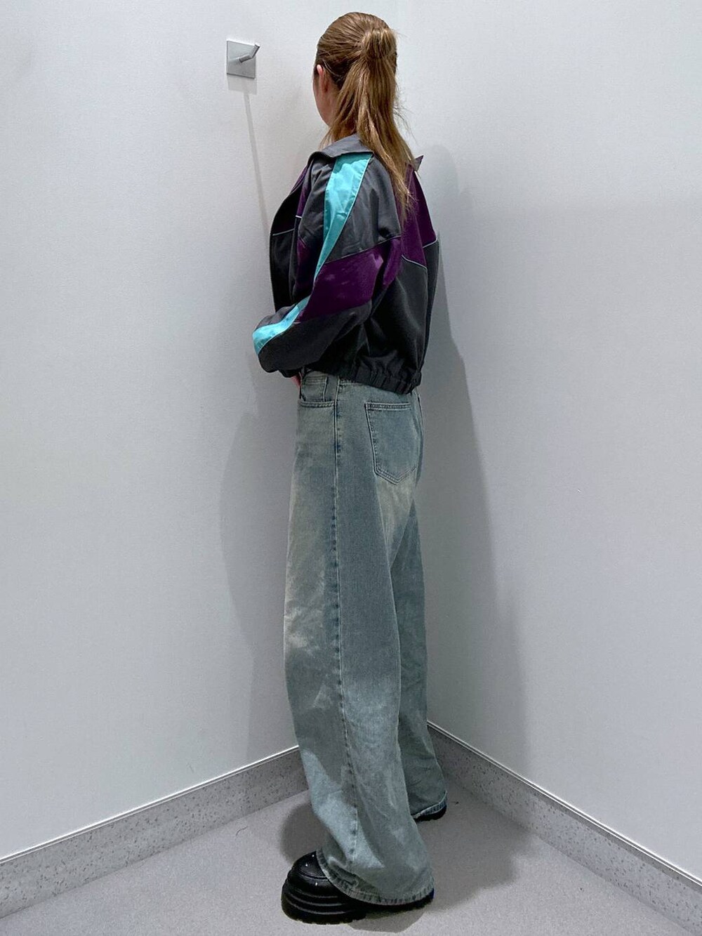 ブルー系のデニムパンツ、ブラック系のローファー、ブラック系のキャミソールを着用したレディースの春コーディネートの2枚目の写真