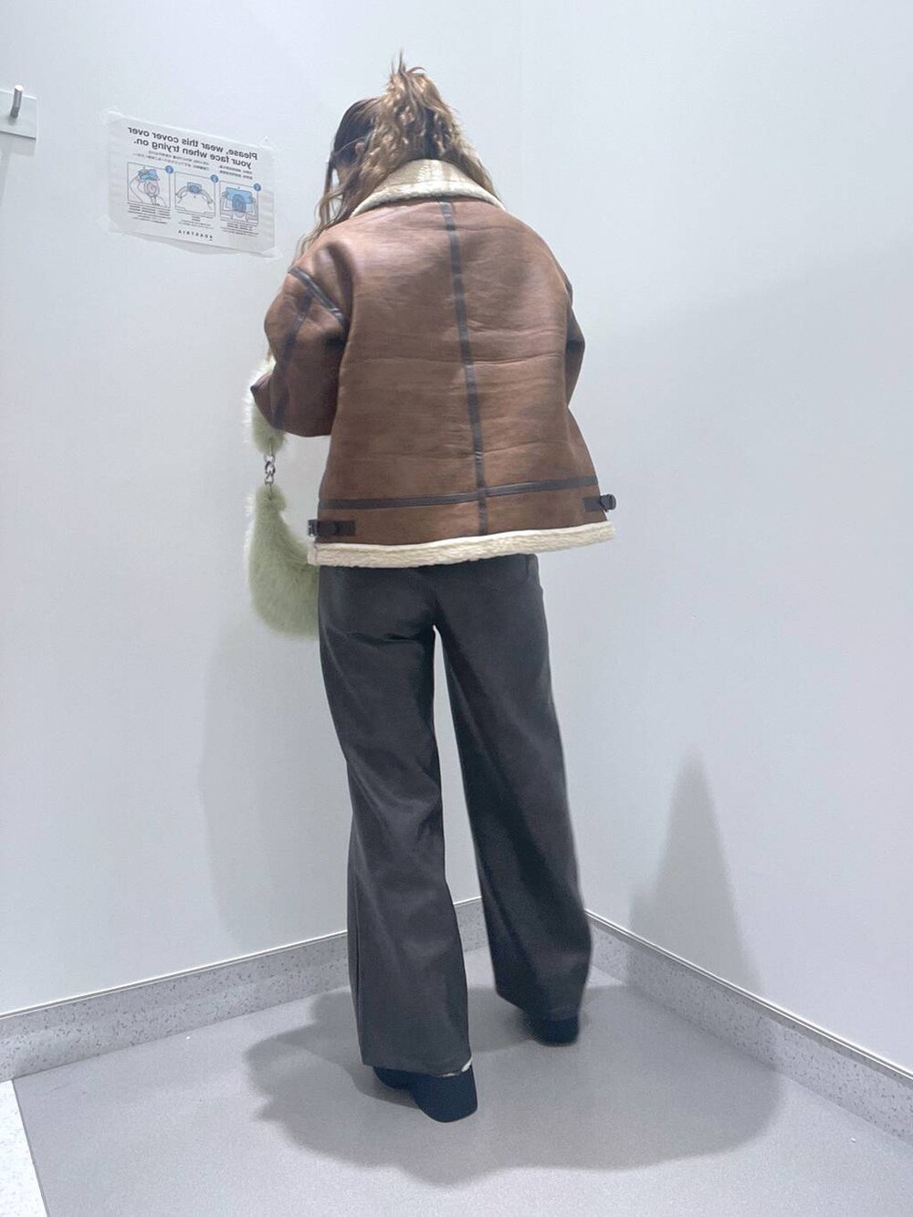 ベージュ系のスリッポン、ブラック系のその他パンツ、ブラウン系のムートンコートを着用したレディースの冬コーディネートの3枚目の写真