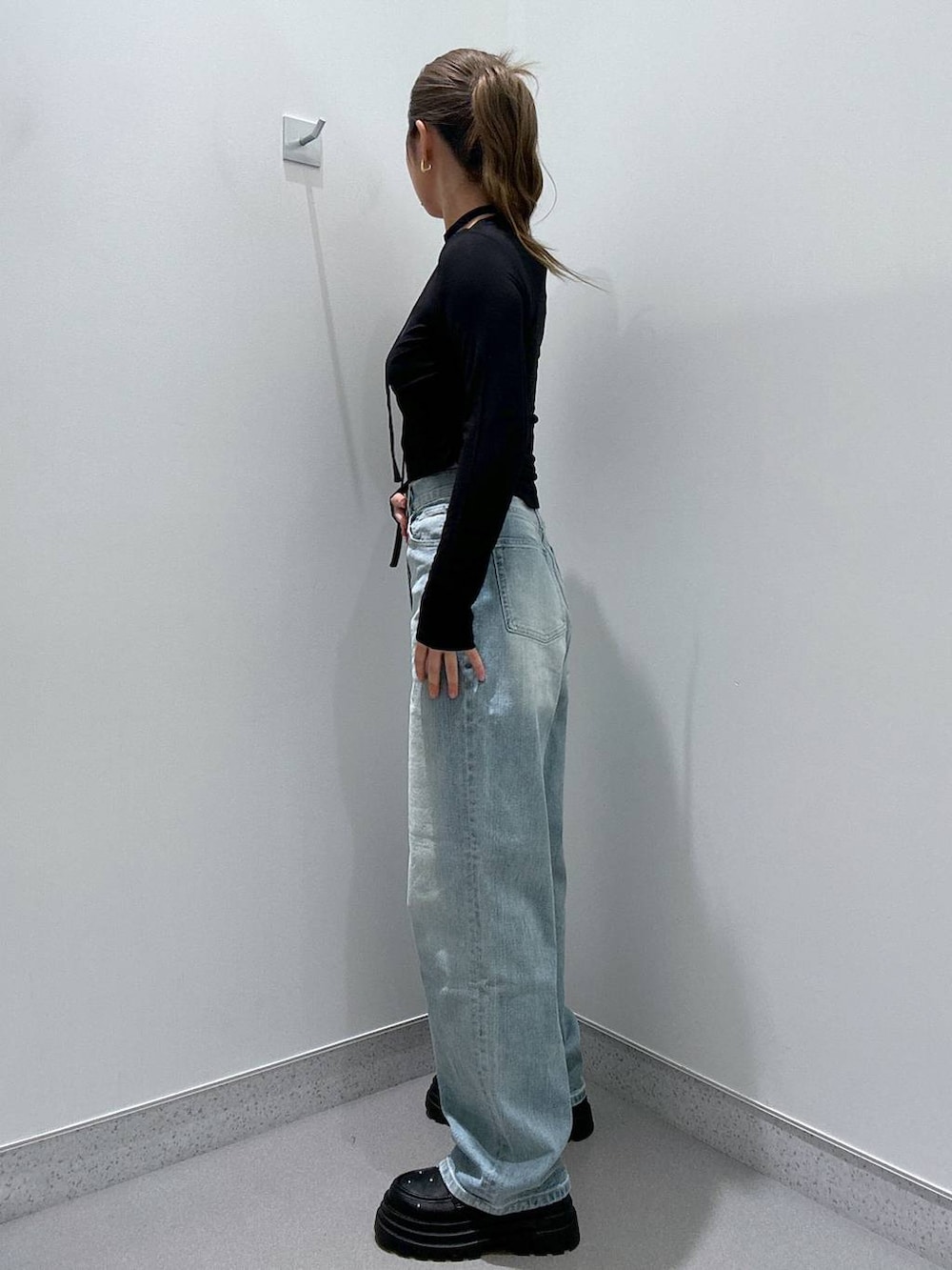 ブラック系のローファー、ブラック系のTシャツ/カットソー、ブルー系のデニムパンツを着用したレディースの冬コーディネートの2枚目の写真
