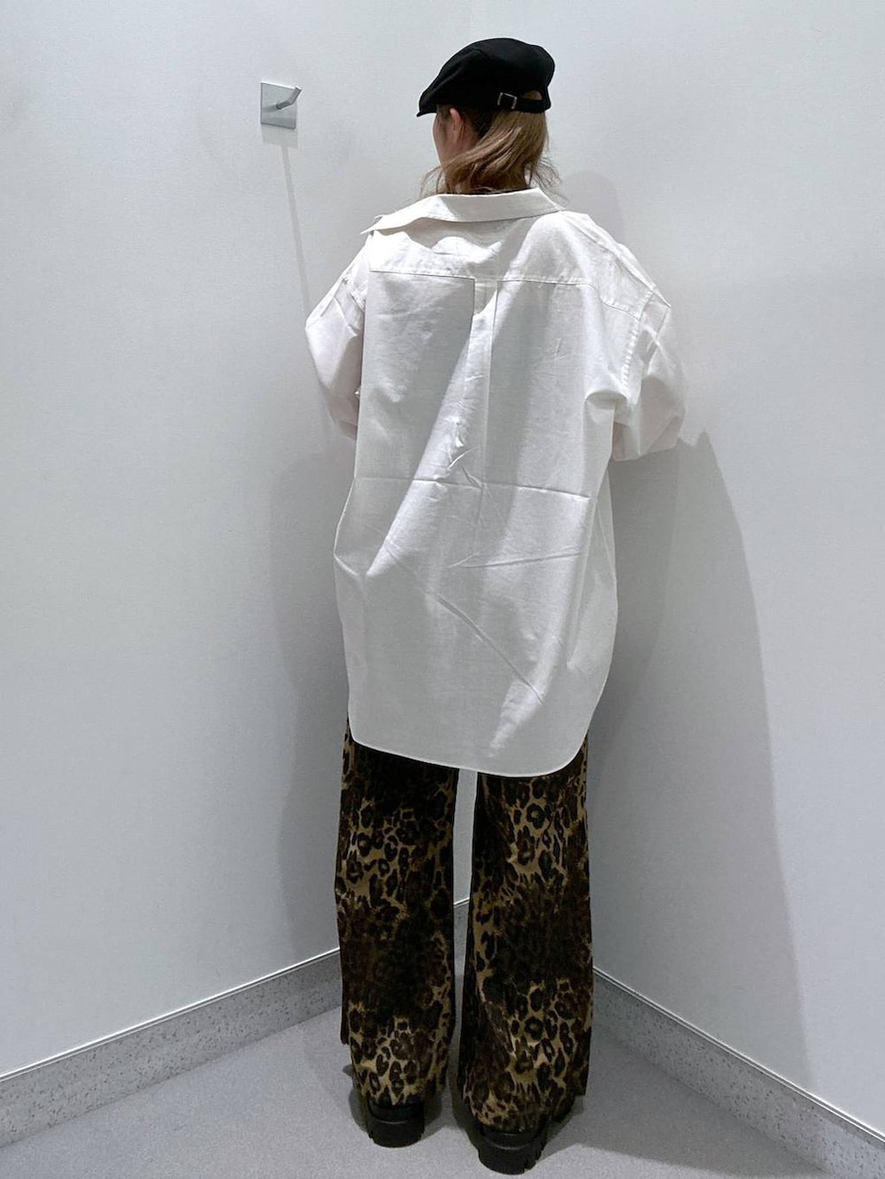 ブラック系のローファー、ブラック系のキャミソール、その他のその他パンツを着用したレディースの春コーディネートの3枚目の写真