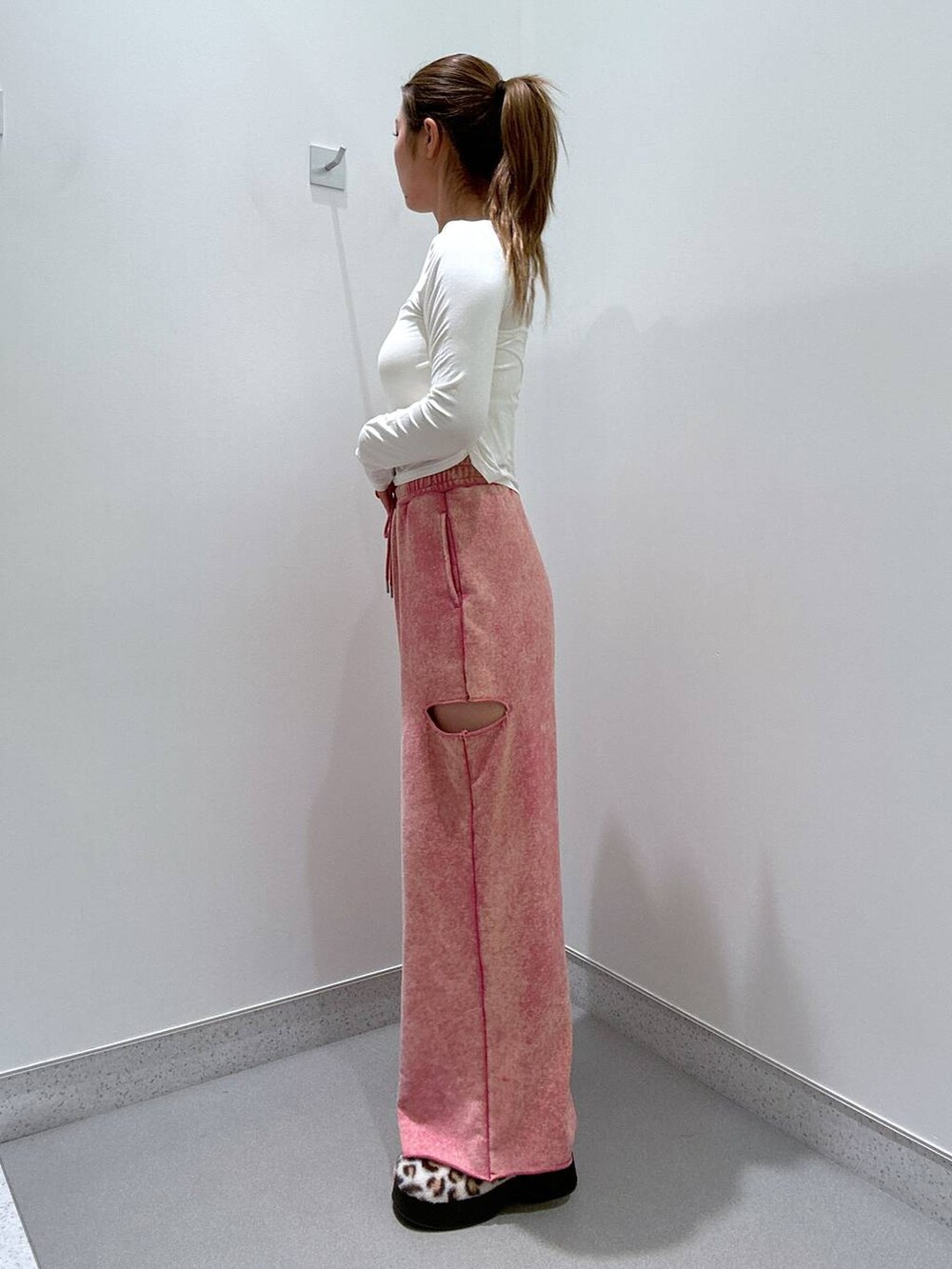 ベージュ系のスリッポン、ベージュ系のTシャツ/カットソー、ピンク系のスウェットパンツを着用したレディースの冬コーディネートの2枚目の写真