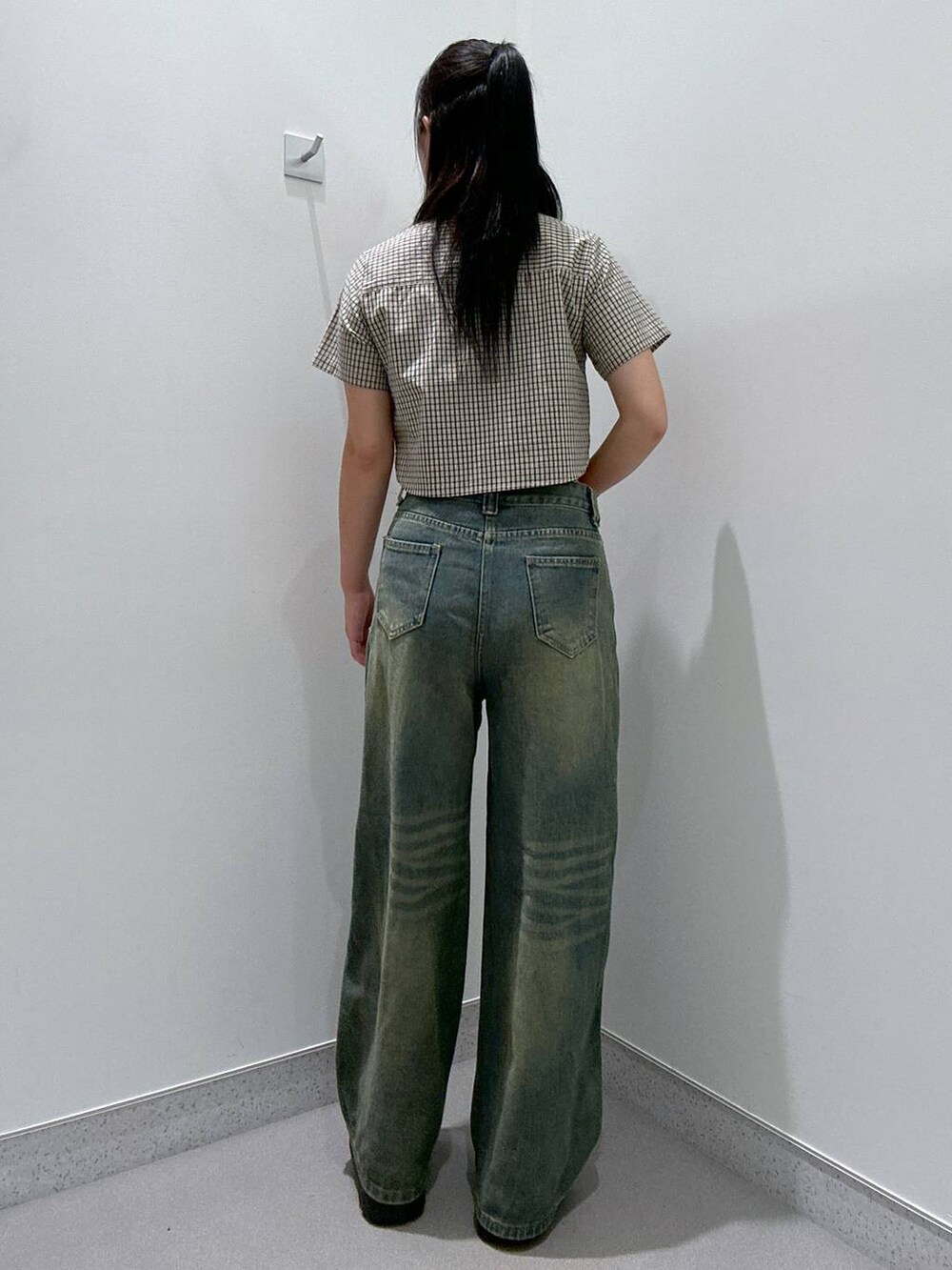 その他のサンダル、ブラウン系のシャツ/ブラウス、ブルー系のデニムパンツを着用したレディースの夏コーディネートの3枚目の写真