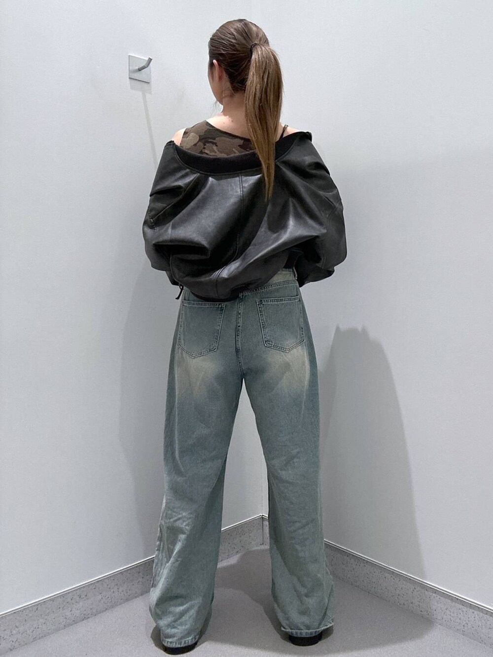 ブルー系のデニムパンツ、その他のTシャツ/カットソー、ブラック系のローファーを着用したレディースの冬コーディネートの3枚目の写真