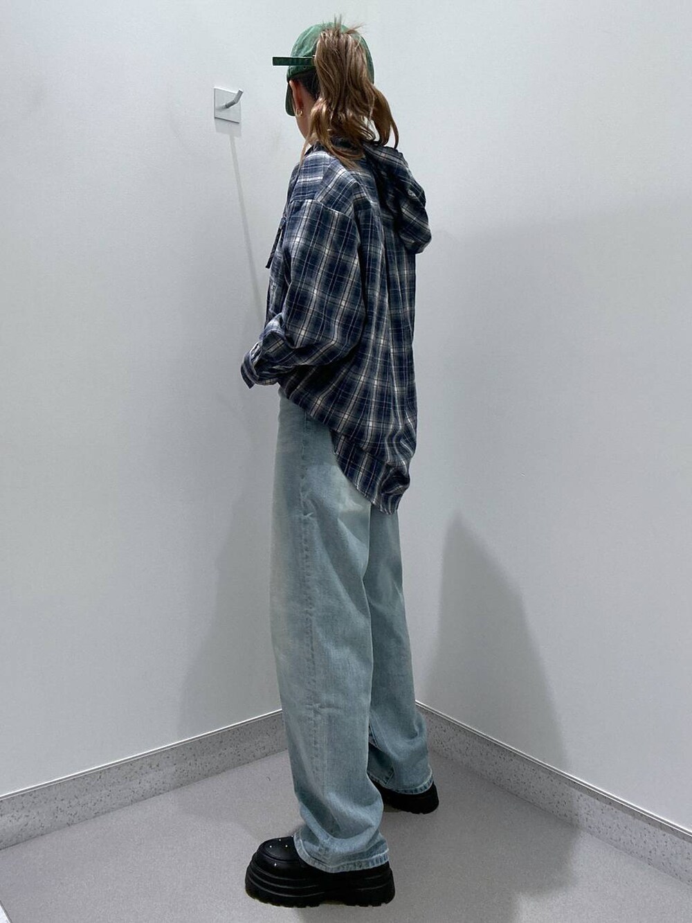 ブラック系のローファー、ブルー系のデニムパンツ、ブルー系のシャツ/ブラウスを着用したレディースの冬コーディネートの2枚目の写真