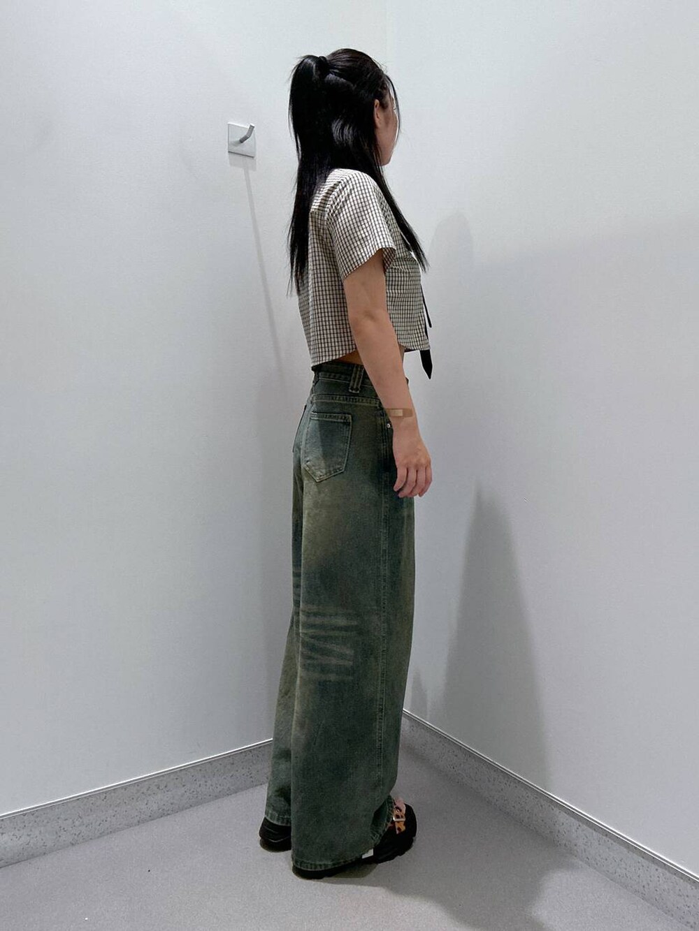 その他のサンダル、ブラウン系のシャツ/ブラウス、ブルー系のデニムパンツを着用したレディースの夏コーディネートの2枚目の写真