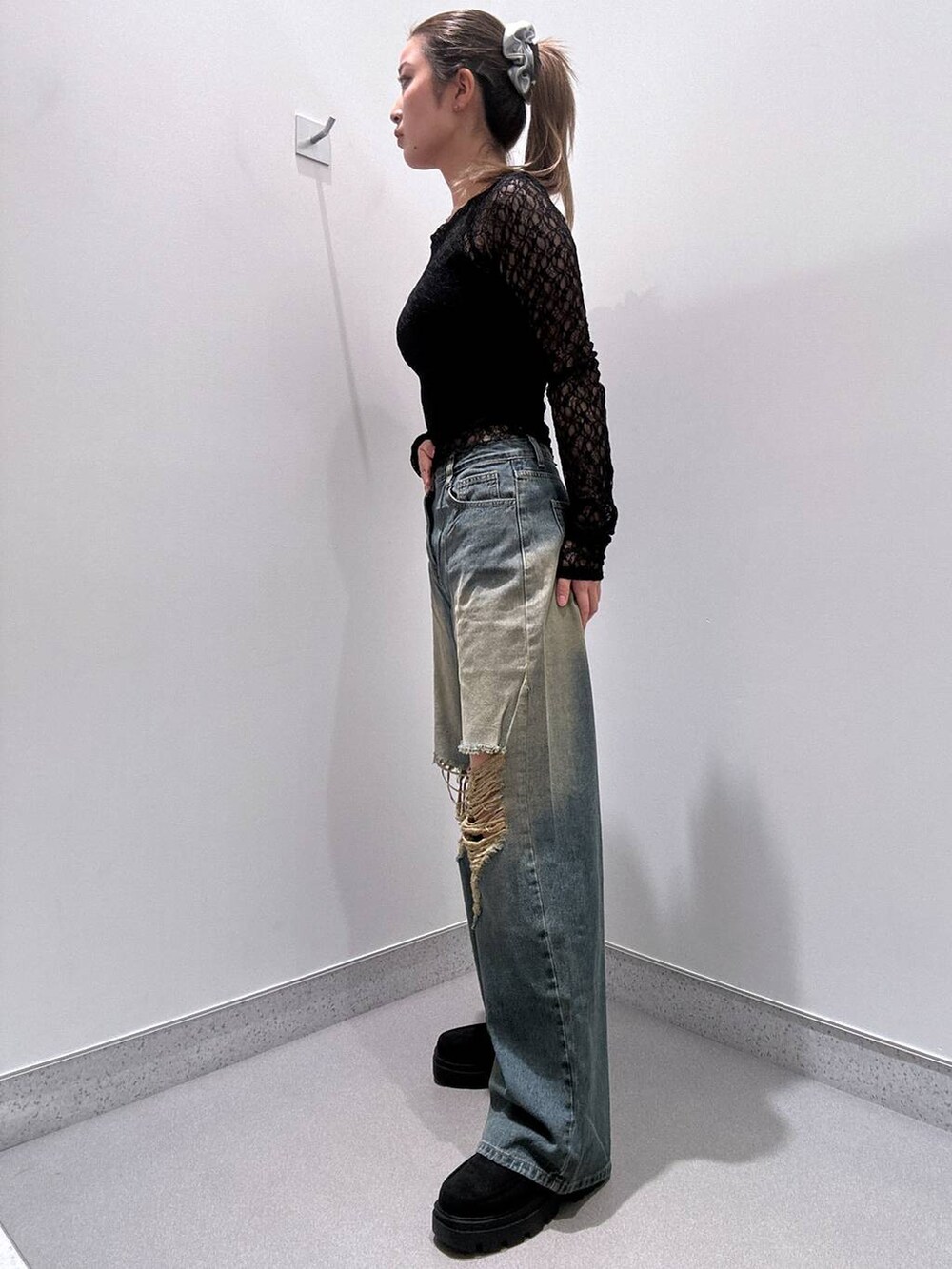 ブルー系のデニムパンツ、ブラック系のローファー、ブラック系のキャミソールを着用したレディースの冬コーディネートの2枚目の写真