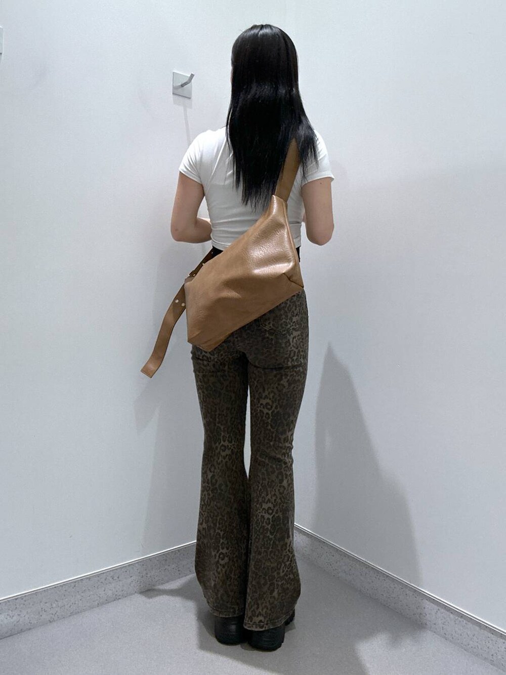 ブラック系のサンダル、ホワイト系のTシャツ/カットソー、その他のその他パンツを着用したレディースの夏コーディネートの3枚目の写真