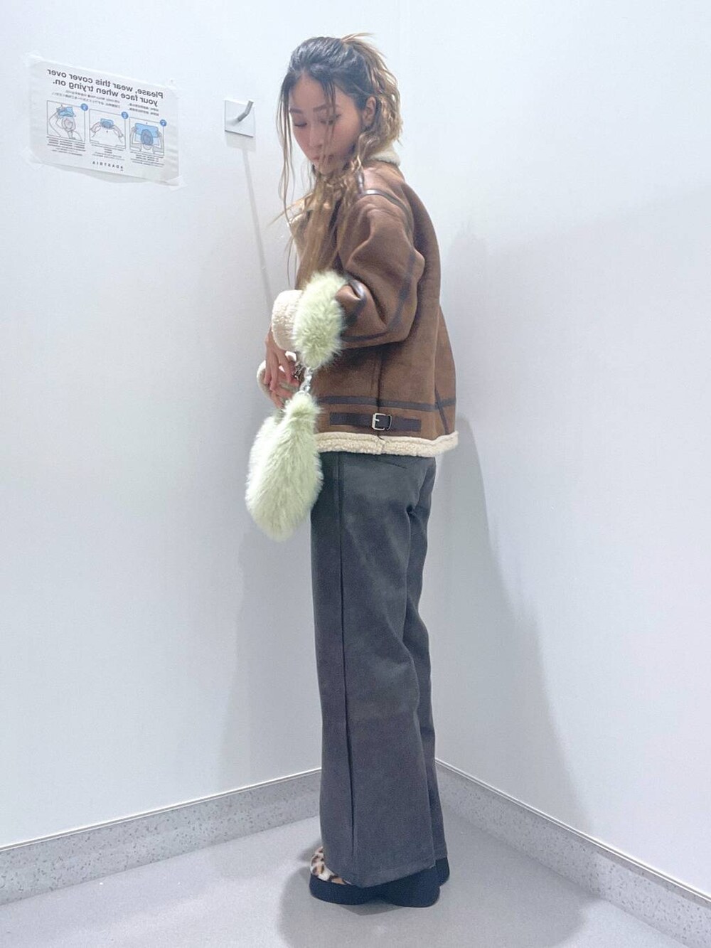 ベージュ系のスリッポン、ブラック系のその他パンツ、ブラウン系のムートンコートを着用したレディースの冬コーディネートの2枚目の写真