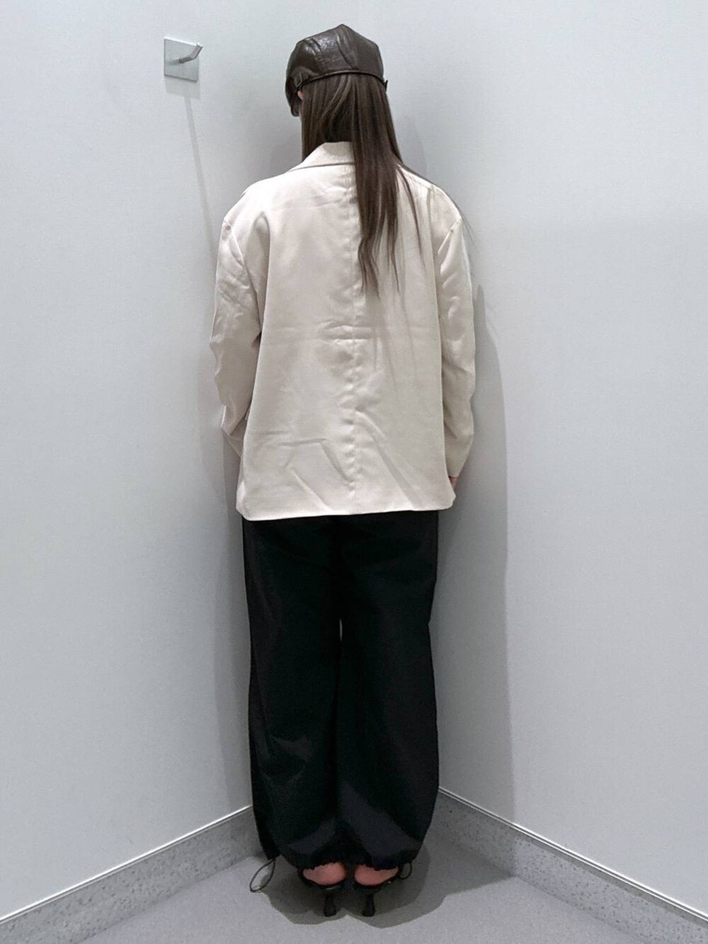 ブラック系のサンダル、ホワイト系のキャミソール、ブラック系のその他パンツを着用したレディースの春コーディネートの3枚目の写真