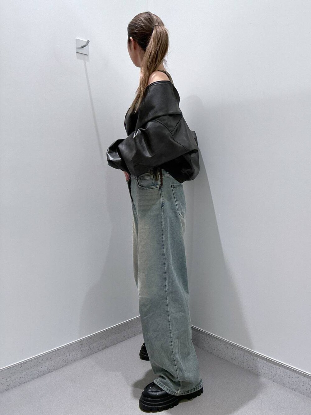 ブルー系のデニムパンツ、その他のTシャツ/カットソー、ブラック系のローファーを着用したレディースの冬コーディネートの2枚目の写真