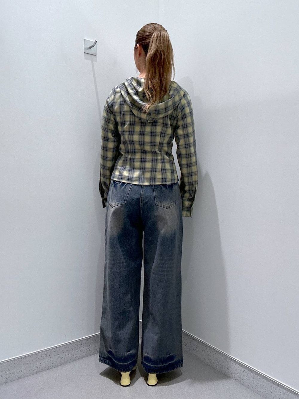 イエロー系のサンダル、ブルー系のデニムパンツ、ブルー系のシャツ/ブラウスを着用したレディースの冬コーディネートの3枚目の写真