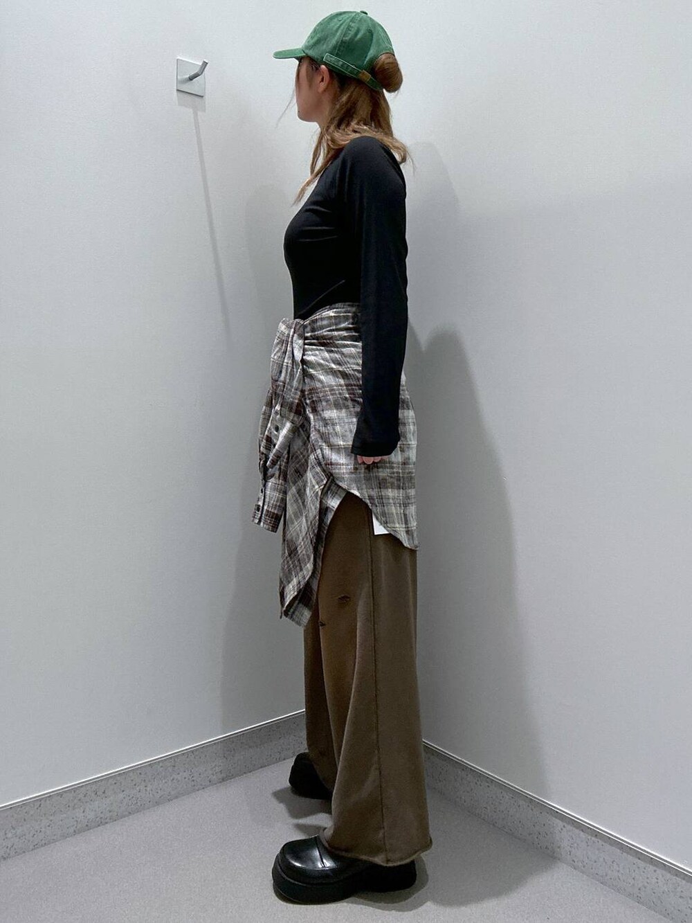 ブラック系のスリッポン、グリーン系のスウェットパンツ、グレー系のシャツ/ブラウスを着用したレディースの冬コーディネートの2枚目の写真