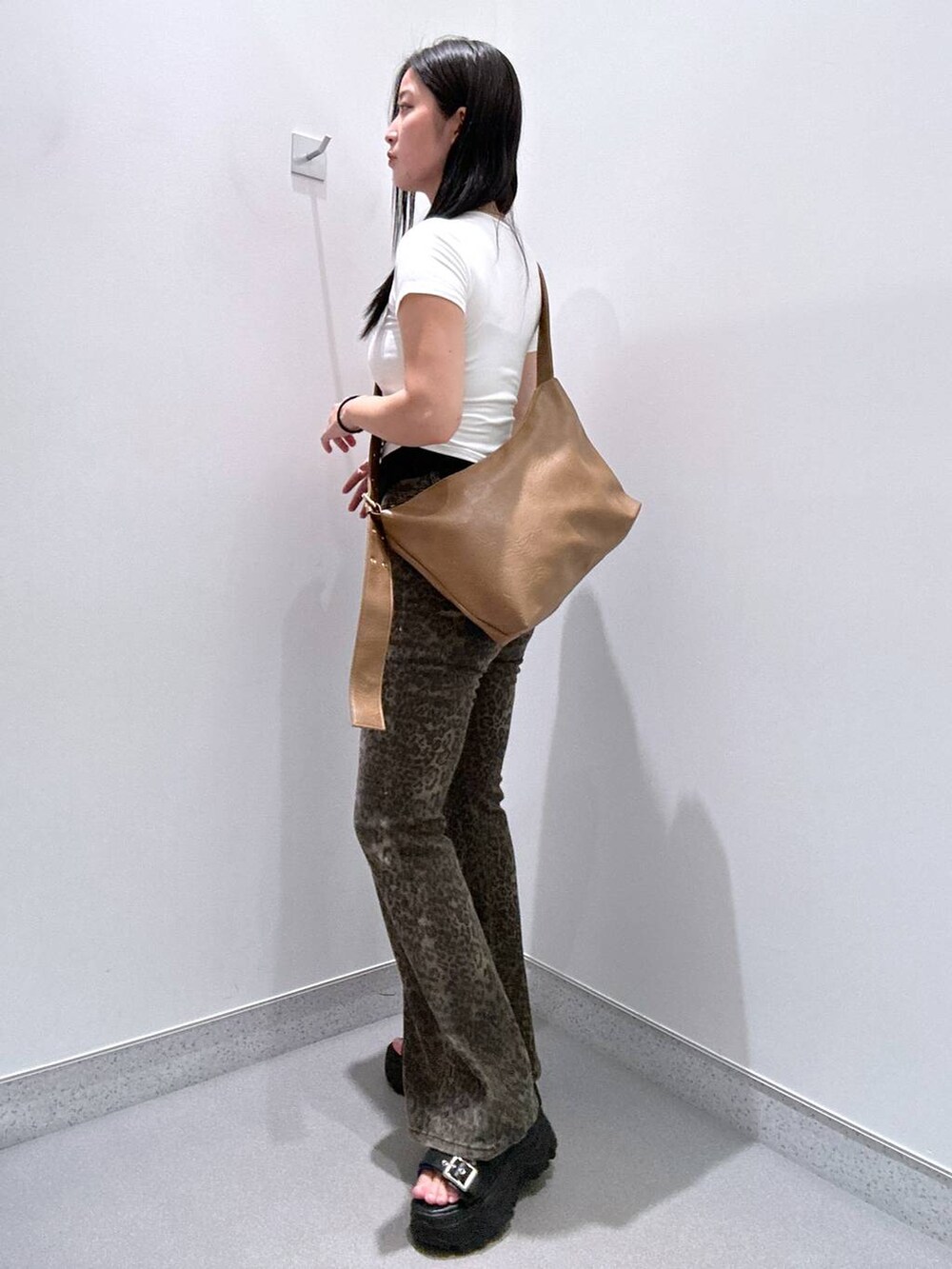 ブラック系のサンダル、ホワイト系のTシャツ/カットソー、その他のその他パンツを着用したレディースの夏コーディネートの2枚目の写真