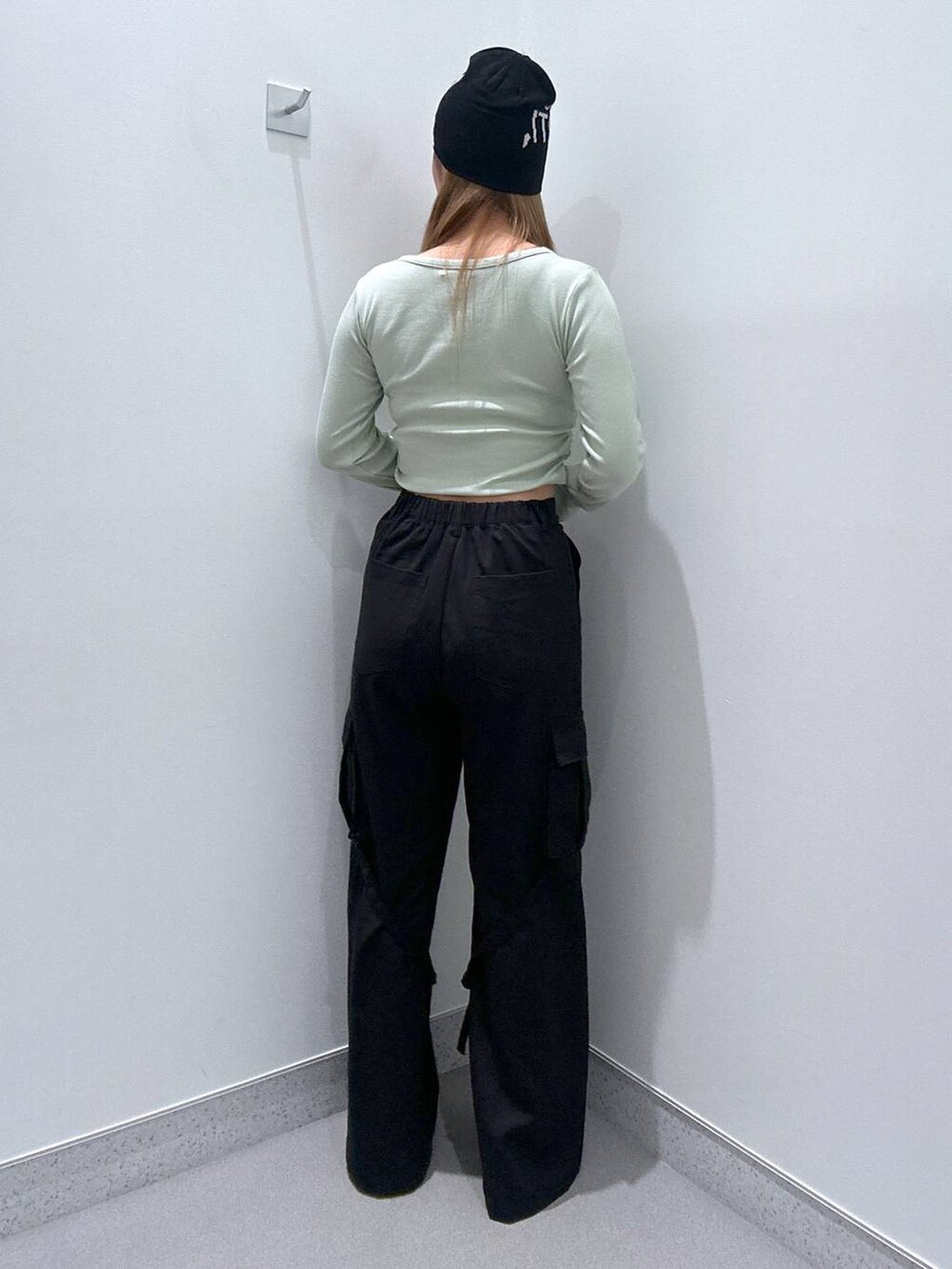 ブラック系のパンプス、グリーン系のTシャツ/カットソー、ブラック系のその他パンツを着用したレディースの春コーディネートの3枚目の写真