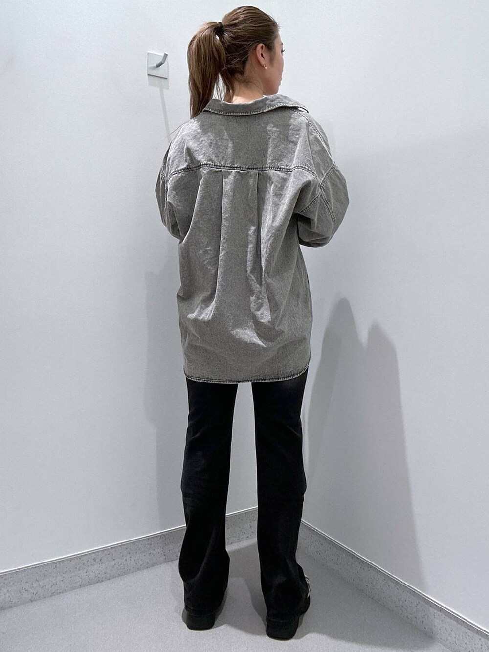 「高身長、体型カバー、着痩せ、FOREVER 21、フレアパンツ、シャツスタイル、シャツ」｜「FOREVER 21の【2024FW】アソートクロッグサンダル（スリッポン、ベージュ系）」を使った、ya166ayさん（レディース・166cm）の冬コーディネートの2枚目の写真
