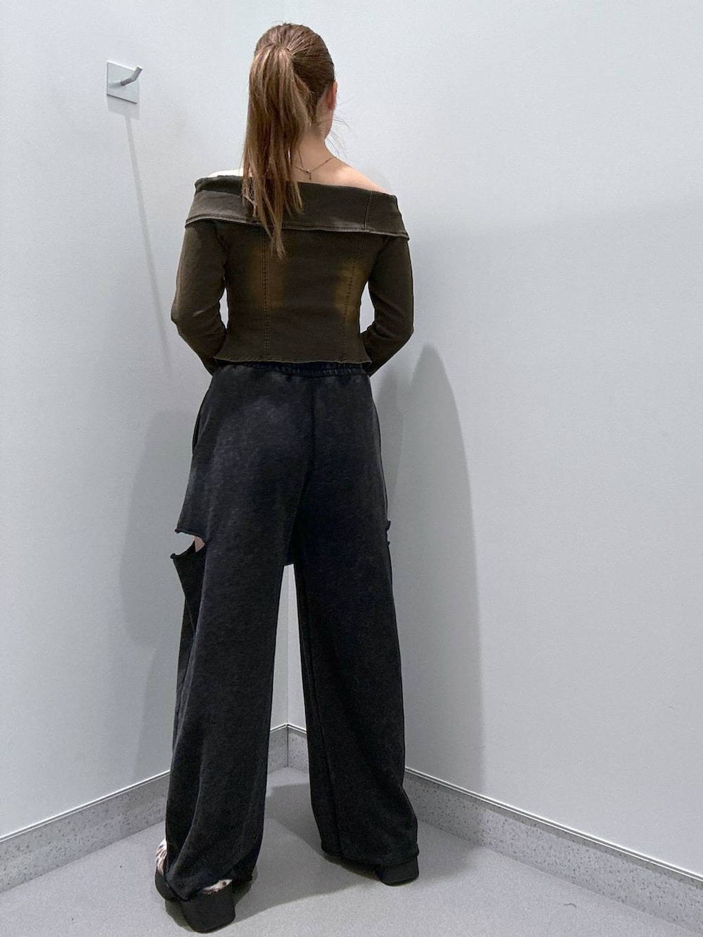 ベージュ系のスリッポン、ブラック系のスウェットパンツ、ブラック系のその他トップスを着用したレディースの冬コーディネートの3枚目の写真