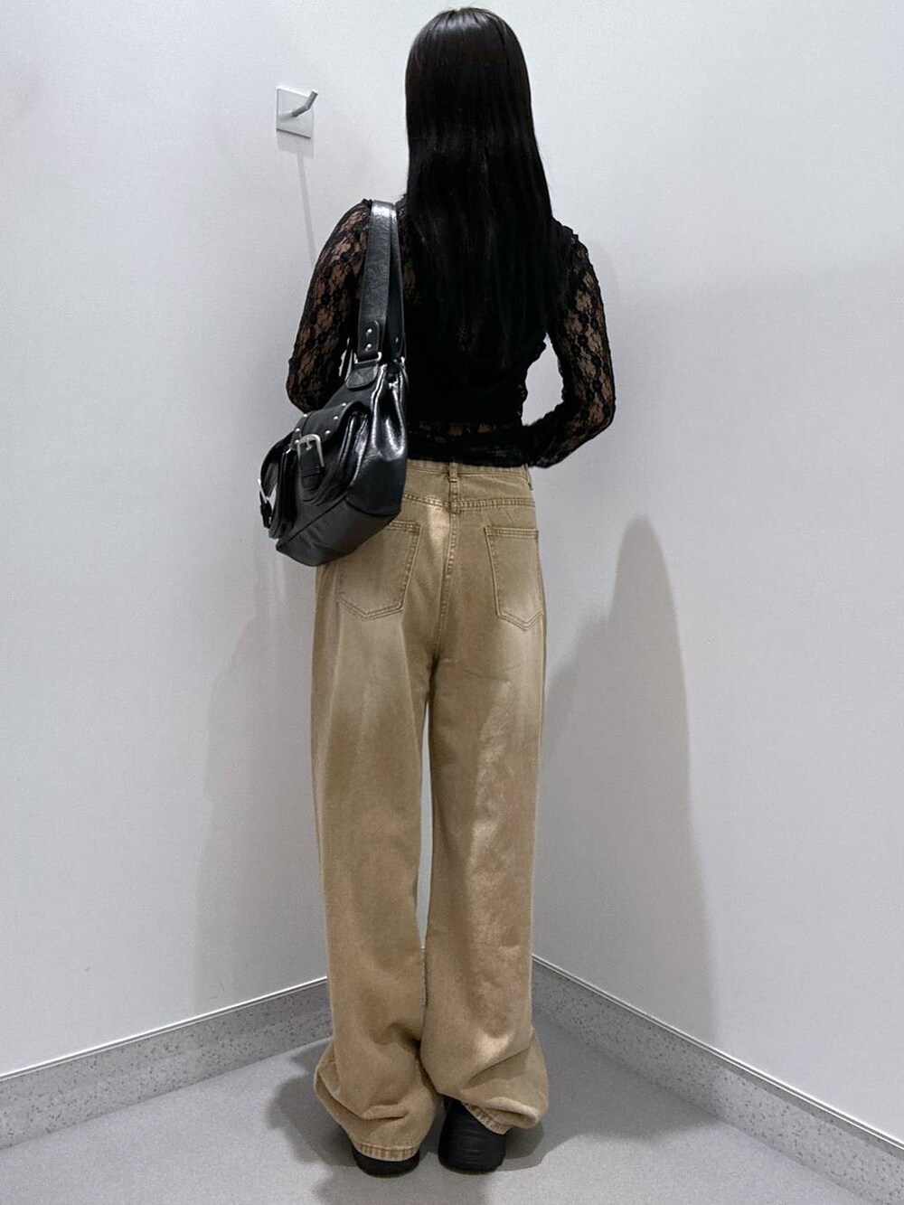 ブラック系のキャミソール、ブラック系のサンダル、ブラック系のTシャツ/カットソーを着用したレディースの夏コーディネートの3枚目の写真