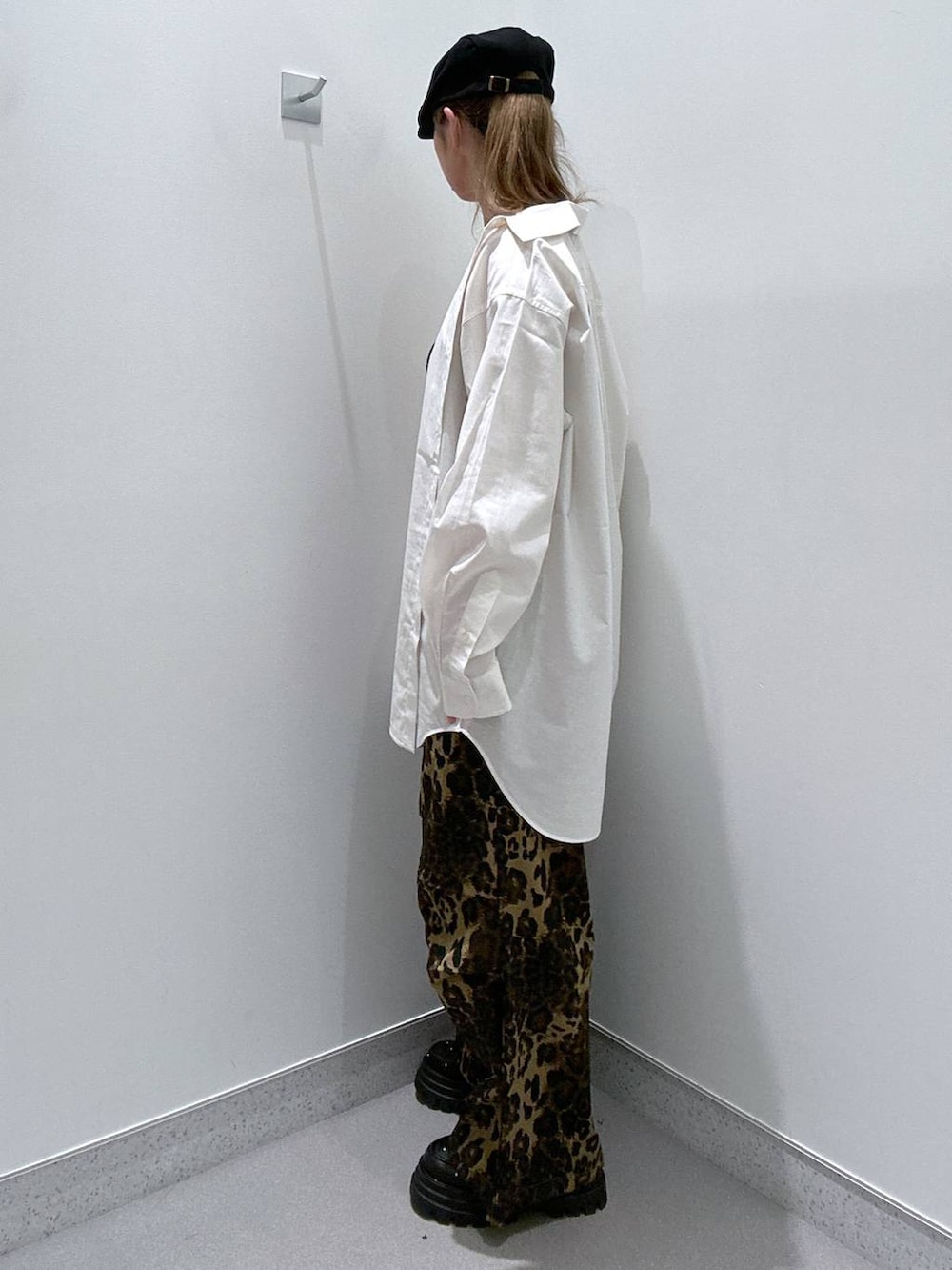 ブラック系のローファー、ブラック系のキャミソール、その他のその他パンツを着用したレディースの春コーディネートの2枚目の写真