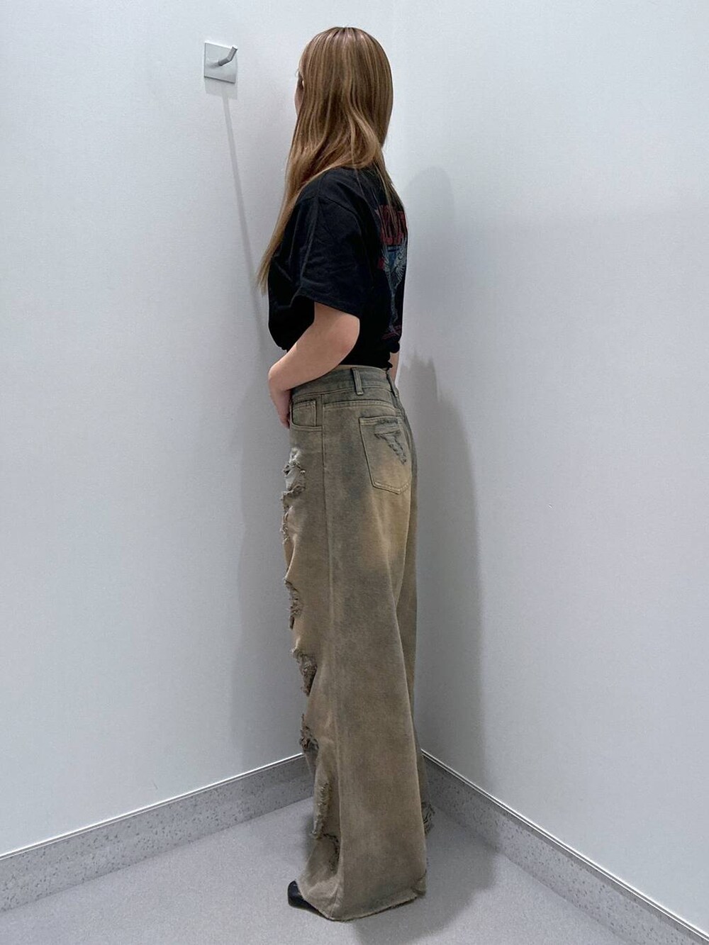 ブルー系のデニムパンツ、ブラック系のパンプス、ブラック系のTシャツ/カットソーを着用したレディースの春コーディネートの2枚目の写真