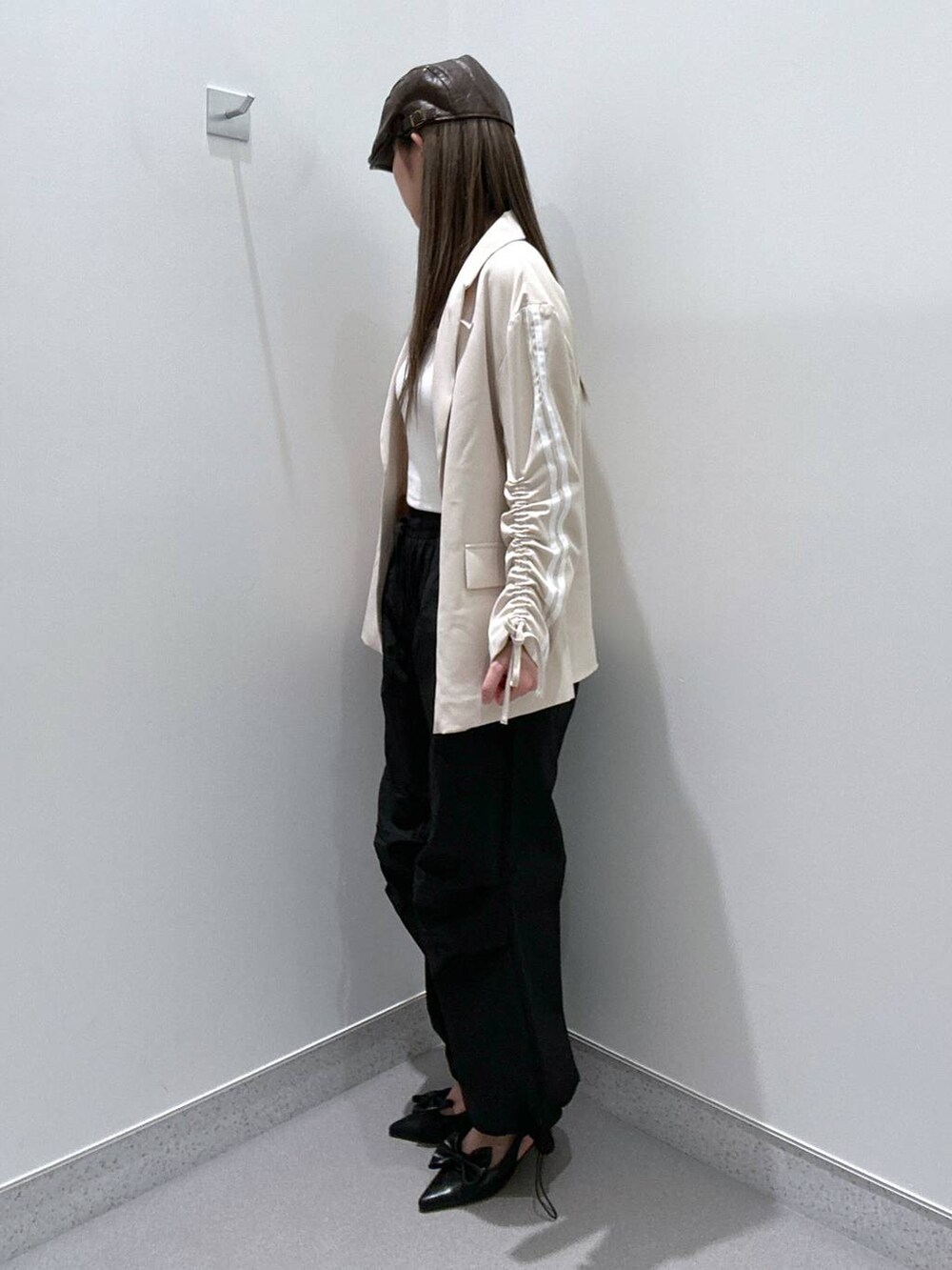 ブラック系のサンダル、ホワイト系のキャミソール、ブラック系のその他パンツを着用したレディースの春コーディネートの2枚目の写真