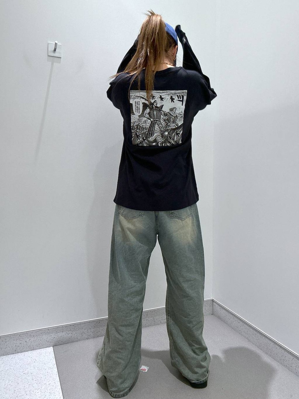 ブルー系のデニムパンツ、ベージュ系のスリッポン、ブラック系のTシャツ/カットソーを着用したレディースの冬コーディネートの3枚目の写真