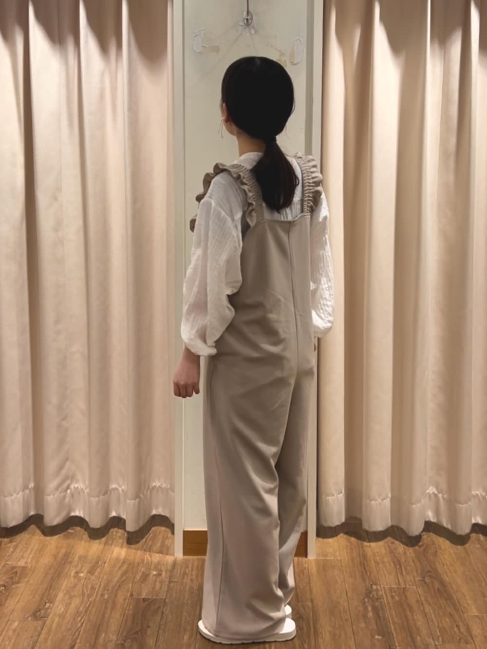 「低身長コーデ、初夏コーデ、Samansa Mos2 blue、シンプルコーデ、肩フリルワンピース、ブラウス、ライトベージュ、サロペット、カジュアルスタイル、今日のコーデ、オトナカワイイ、低身長女子、ラフコーデ、淡色コーデ」｜「Samansa Mos2 blueの肩フリルサロペット（サロペット/オーバーオール、ベージュ系）」を使った、akarinさん（レディース・146cm）の春コーディネートの2枚目の写真