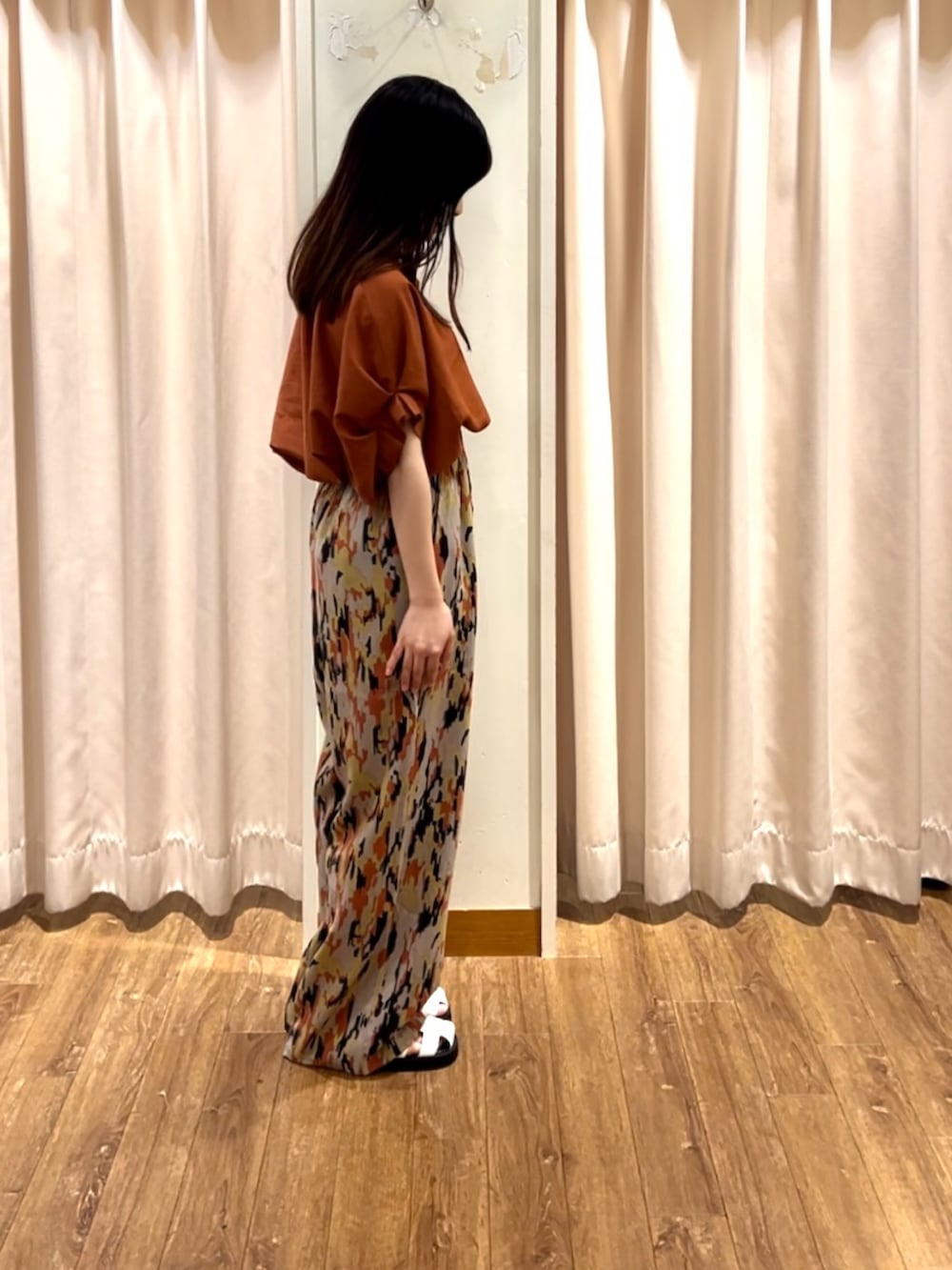 ベージュ系のその他パンツ、レッド系のシャツ/ブラウス、ホワイト系のドレスシューズを着用したレディースの夏コーディネートの3枚目の写真