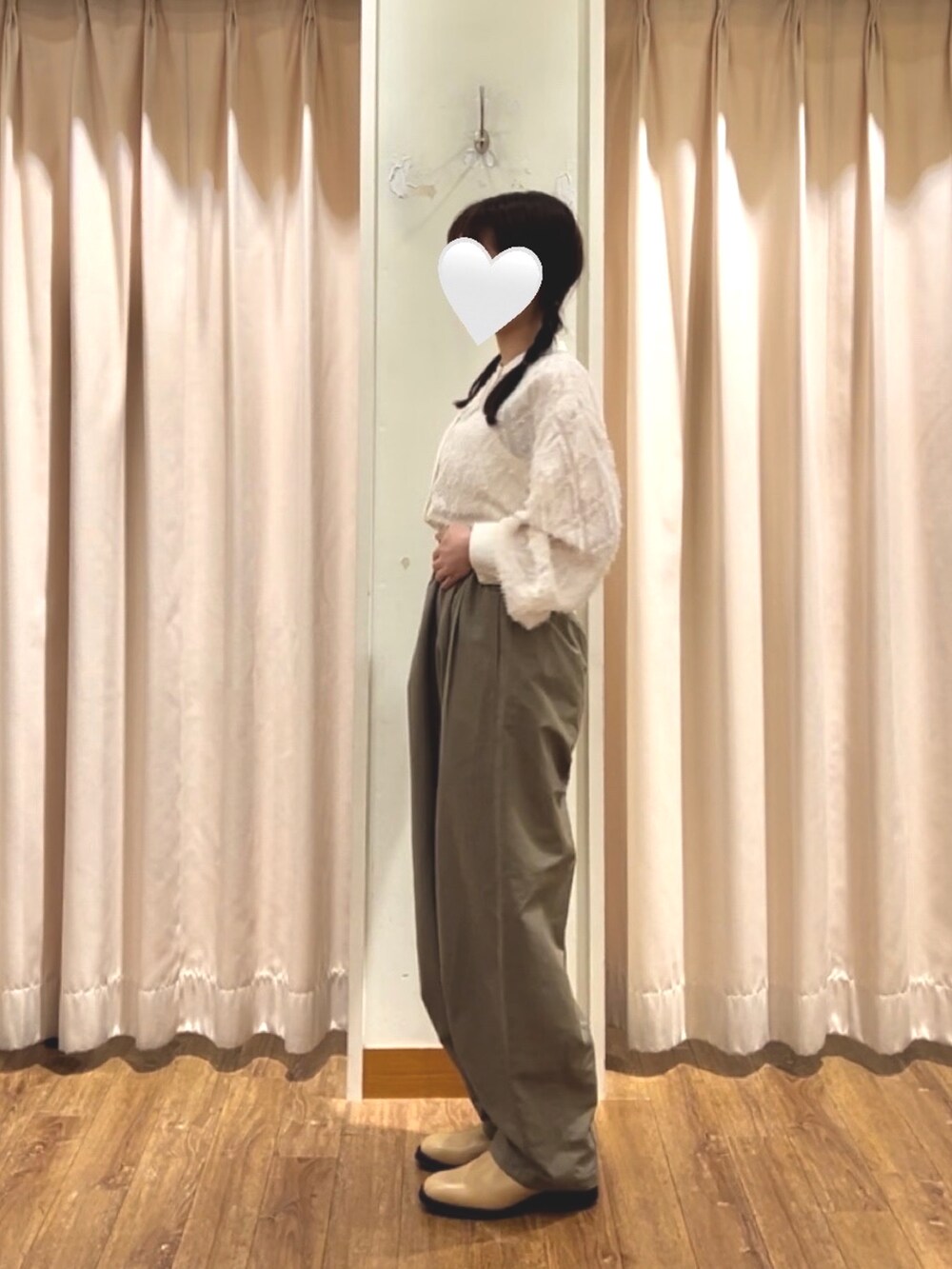 グリーン系のその他パンツ、ホワイト系のシャツ/ブラウス、ベージュ系のブーツを着用したレディースの秋コーディネートの2枚目の写真