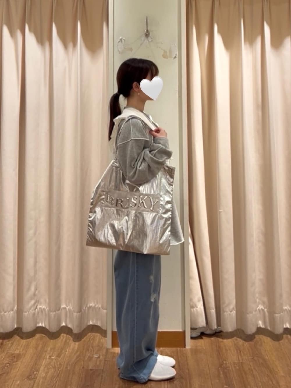 ブルー系のその他パンツ、ブラック系のTシャツ/カットソー、ホワイト系のベストを着用したレディースの冬コーディネートの2枚目の写真