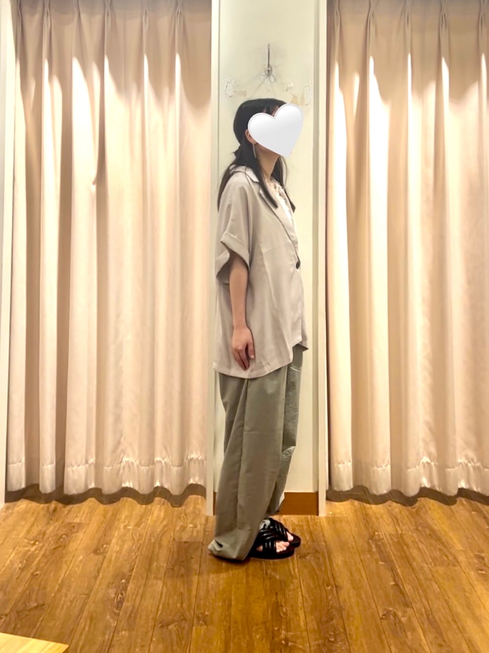 グリーン系のその他パンツ、グレー系のシャツ/ブラウス、ホワイト系のTシャツ/カットソーを着用したレディースの夏コーディネートの2枚目の写真